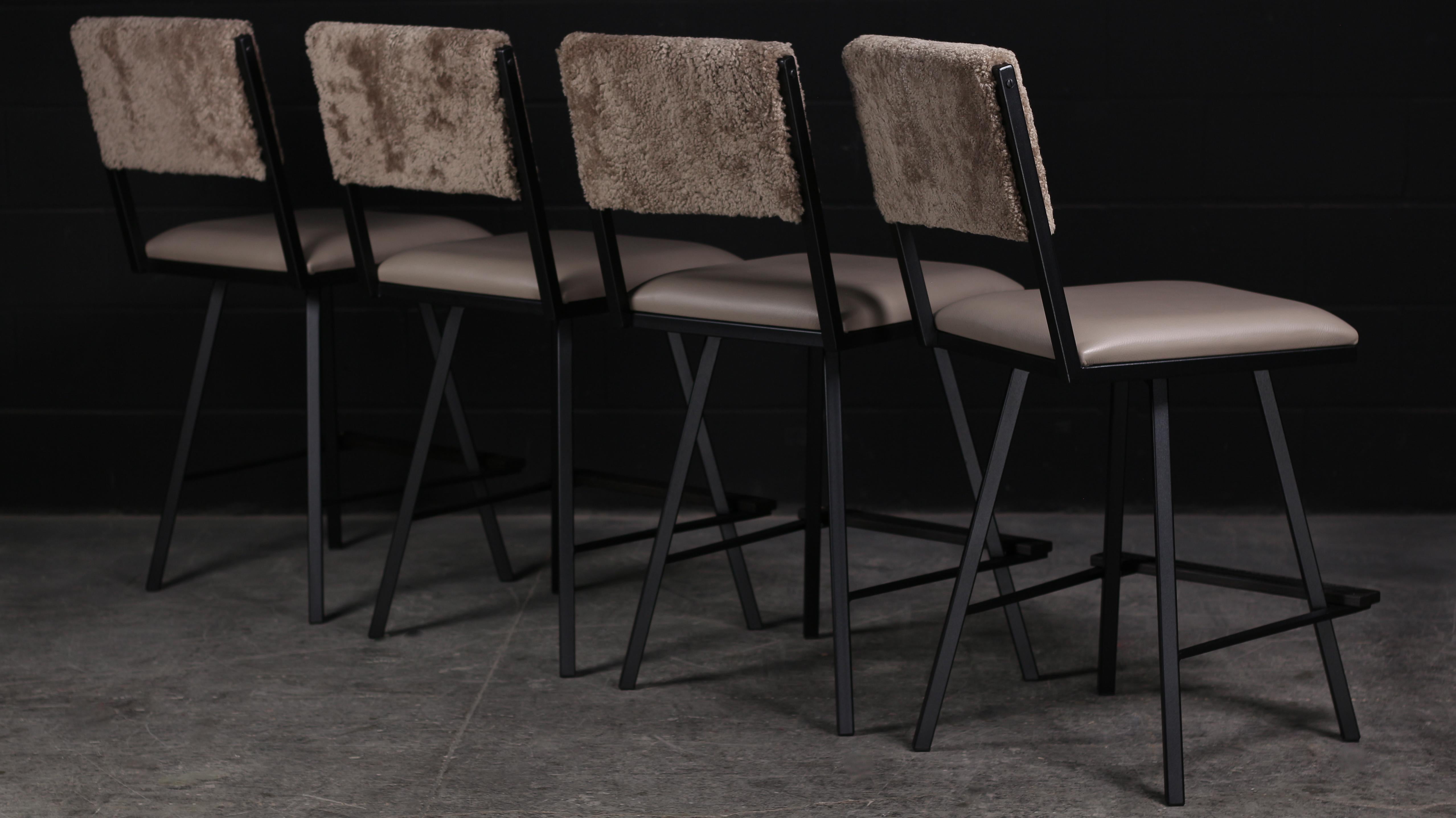 Shaker Thekendrehstuhl, von AMBROZIA, Macchiato Shearling, Leder & OAK (Ebonisiert) im Angebot