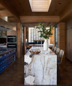 Sedia da banco girevole Shakers, di AMBROZIA , Noce, Ottone, Shearling e Pelle