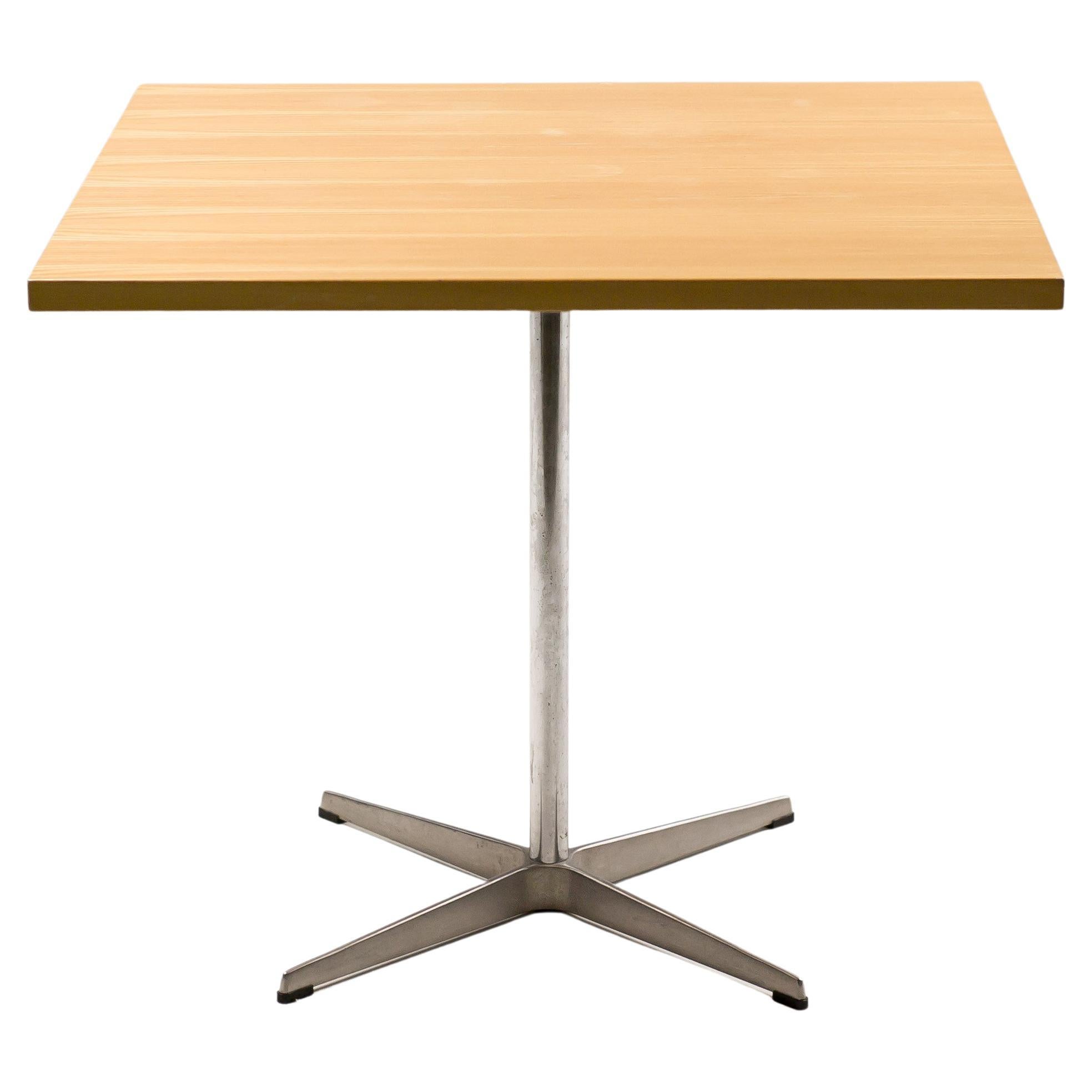 Shaker Table by Arne Jacobsen 