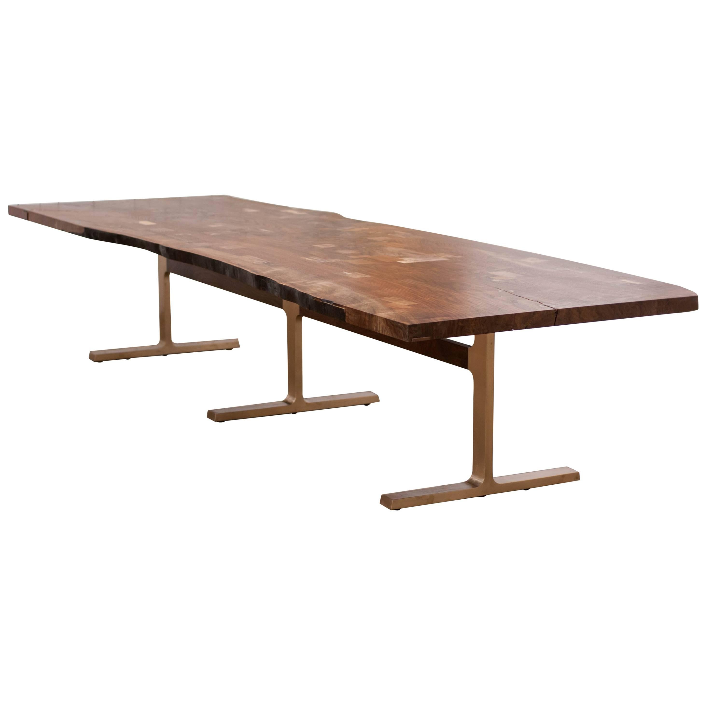 Table Shaker en dalle de noyer Claro et pieds en bronze moulé