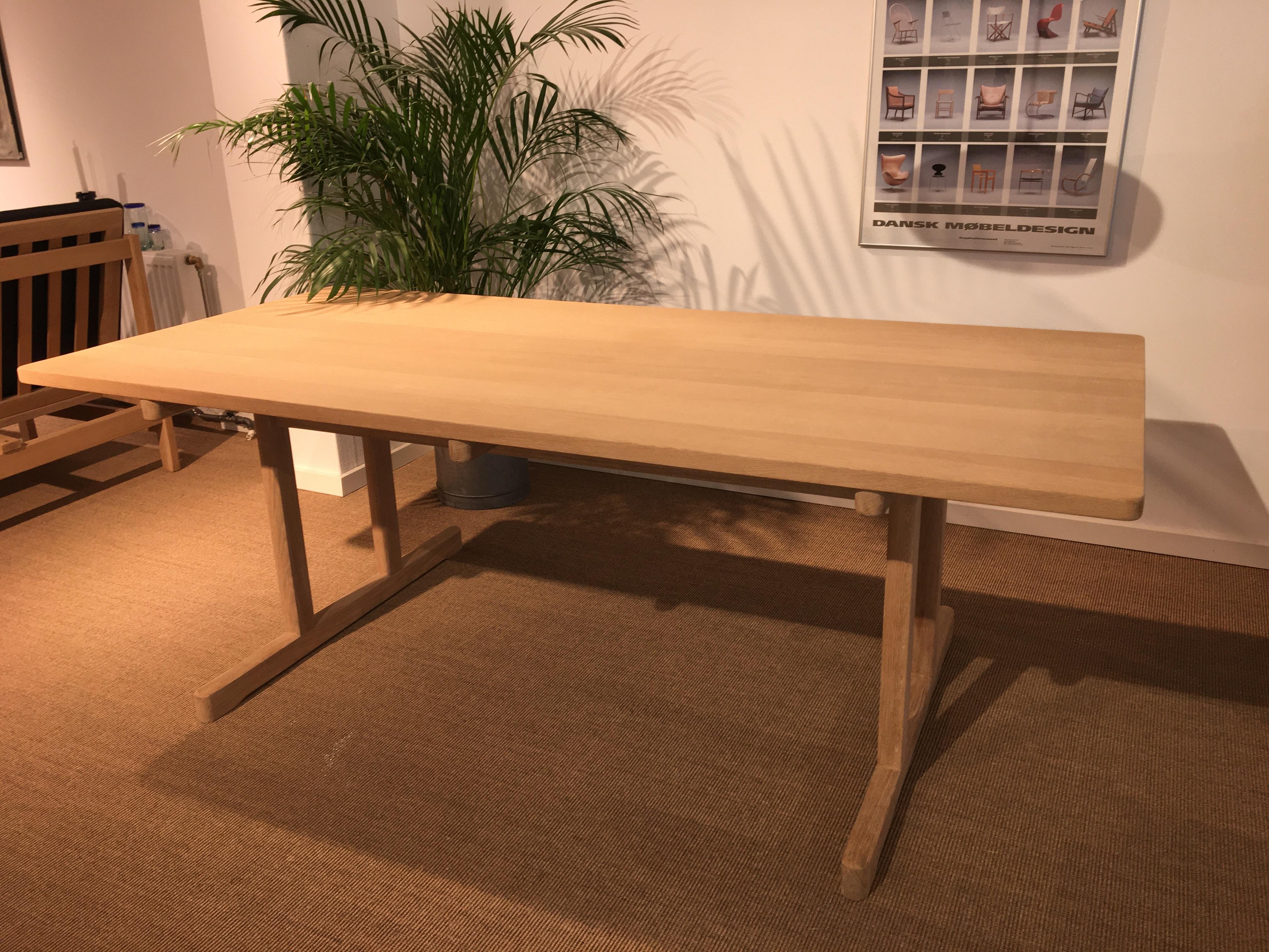 Shaker table in solid oak model 6286. Designet by Borge Mogensen.
Beautiful freshly ground solid oak shaker table model 6286, designed by Børge Mogensen in 1964.
The table appears solid oak with wide planks, newly ground untreated with polished