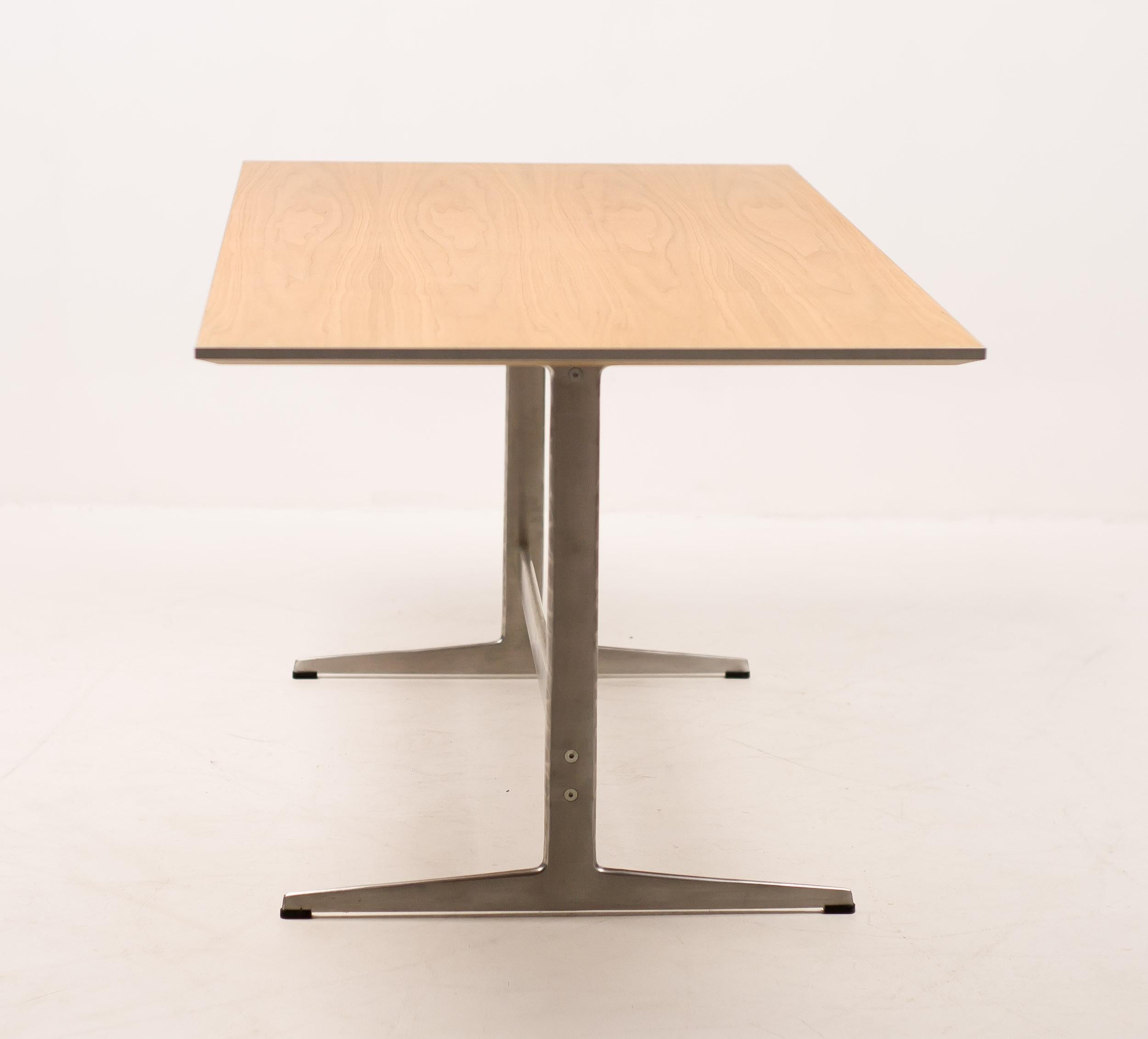 Shaker Table in Walnut by Arne Jacobsen In Good Condition In Dronten, NL