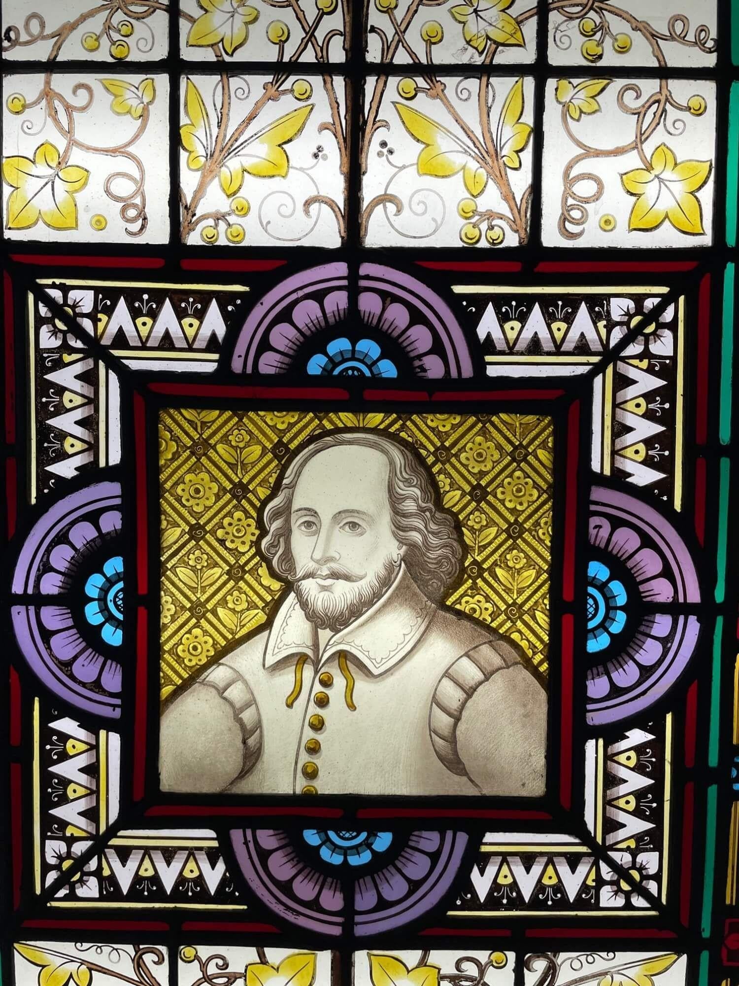 Un panneau de vitrail ancien de la fin du 19e siècle représentant Shakespeare, l'un des trois panneaux similaires que nous vendons et qui représentent des personnages notables de l'histoire britannique. Au centre se trouve une illustration de