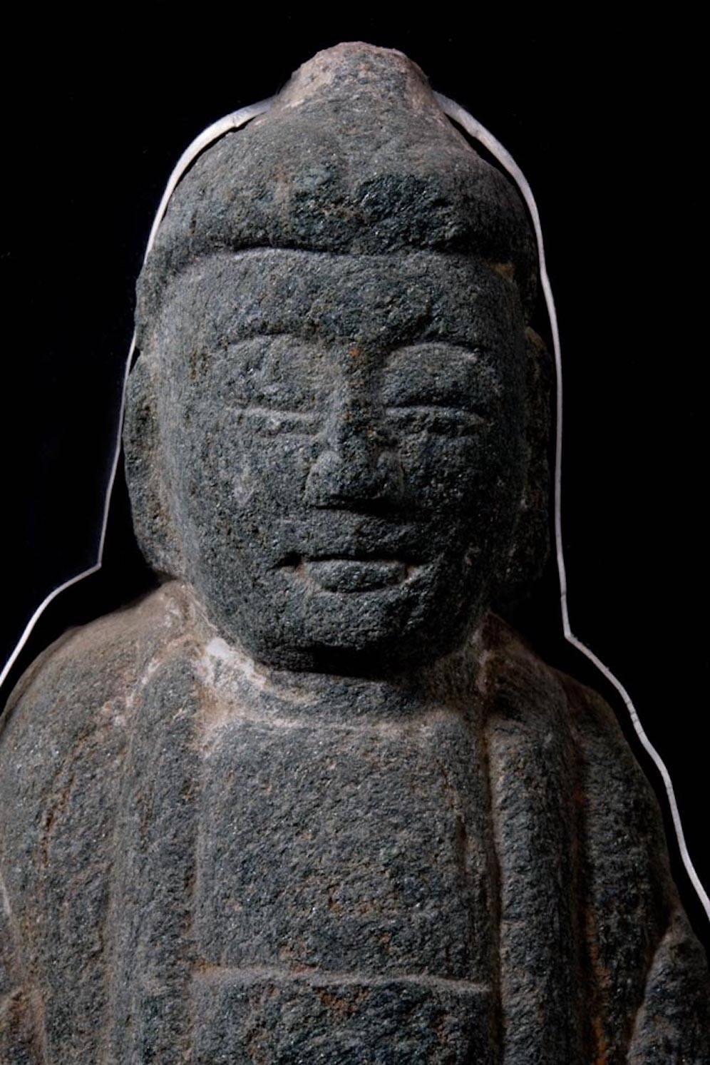 Shakyamuni, le Bouddha originel sculpté dans la pierre de schiste. Originaire d'une grotte.
Dynastie Sui, 589-618 après J.-C

Gautama Buddha, également connu sous le nom de Siddhartha ou simplement de Bouddha. Il était un ascète et un sage, sur les