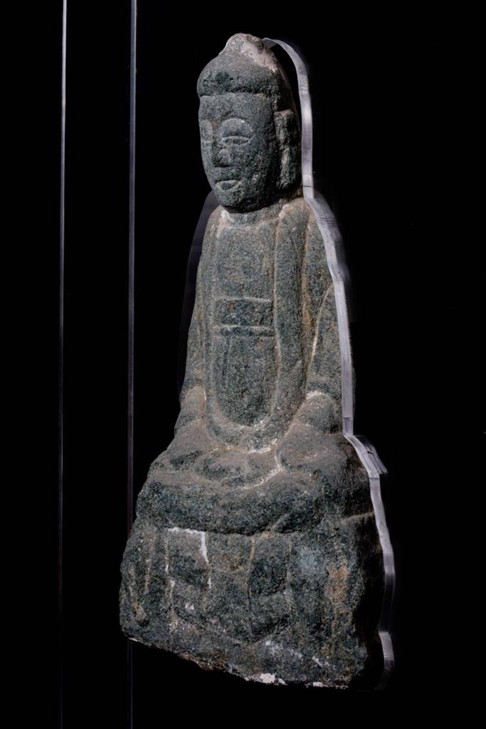 Sculpté à la main Shakyamuni, le Bouddha original sculpté dans de la pierre de Schist, provenant à l'origine d'une grotte en vente