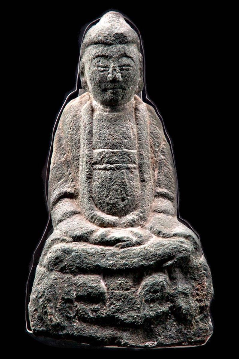 XVIIIe siècle et antérieur Shakyamuni, le Bouddha original sculpté dans de la pierre de Schist, provenant à l'origine d'une grotte en vente