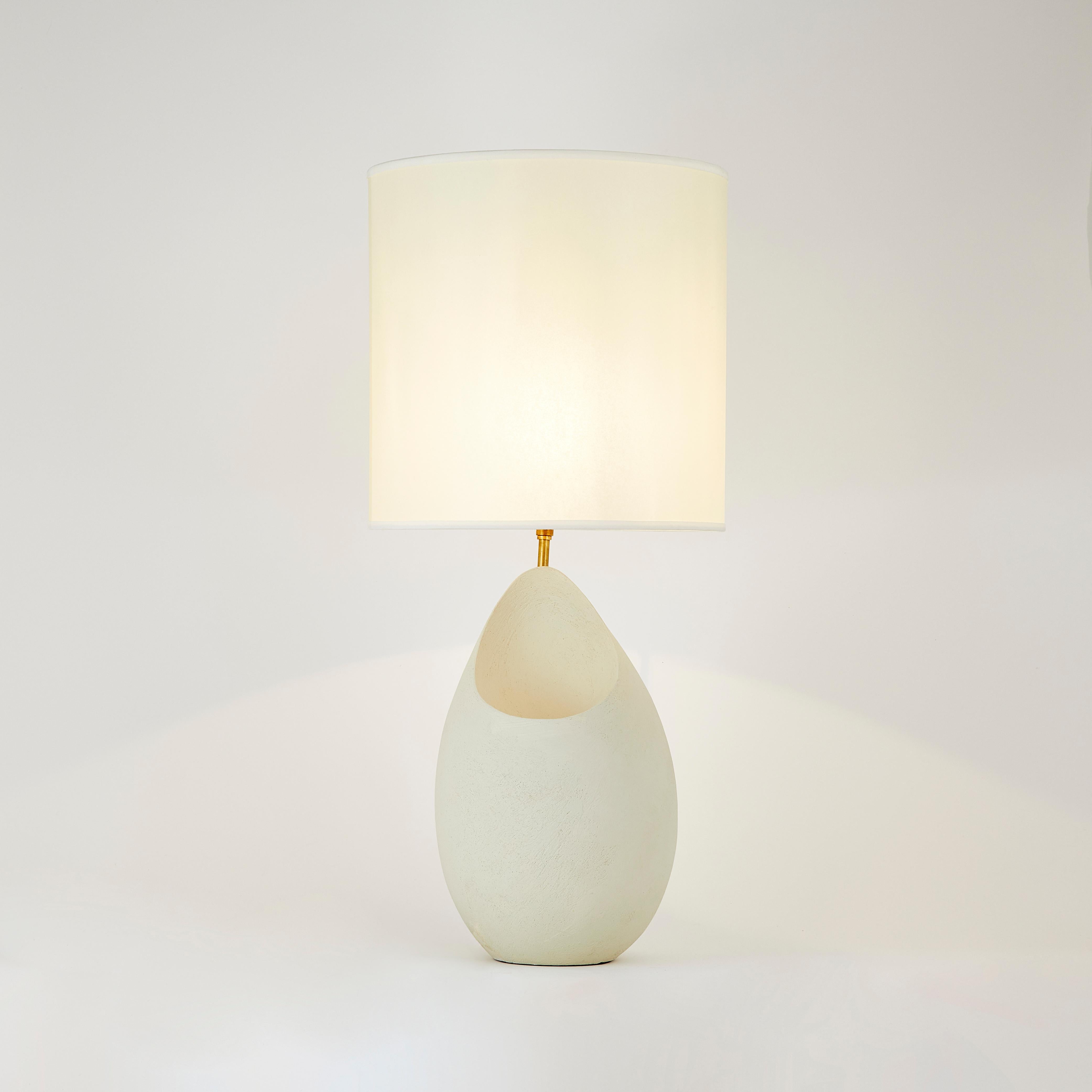 In Collaboration mit der Keramikbildhauerin Isobel Roope entstand unsere wunderschöne, handgefertigte Shaldon Table Lamp, die unsere Vorliebe für organische Formen und Isobels Vision, ein Werk zu schaffen, das sowohl zeitgenössisch als auch ein