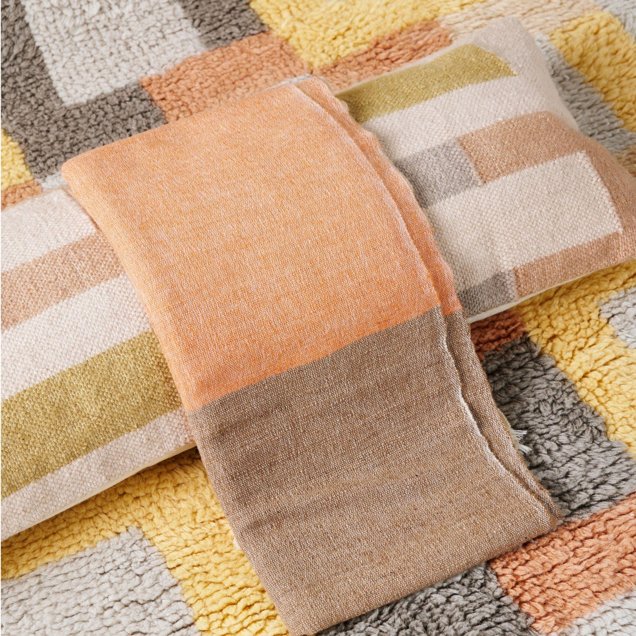 Shale Hand Knotted Sustainable Artisanal Geometric Pattern Rug In Plush Merino For Sale 6
