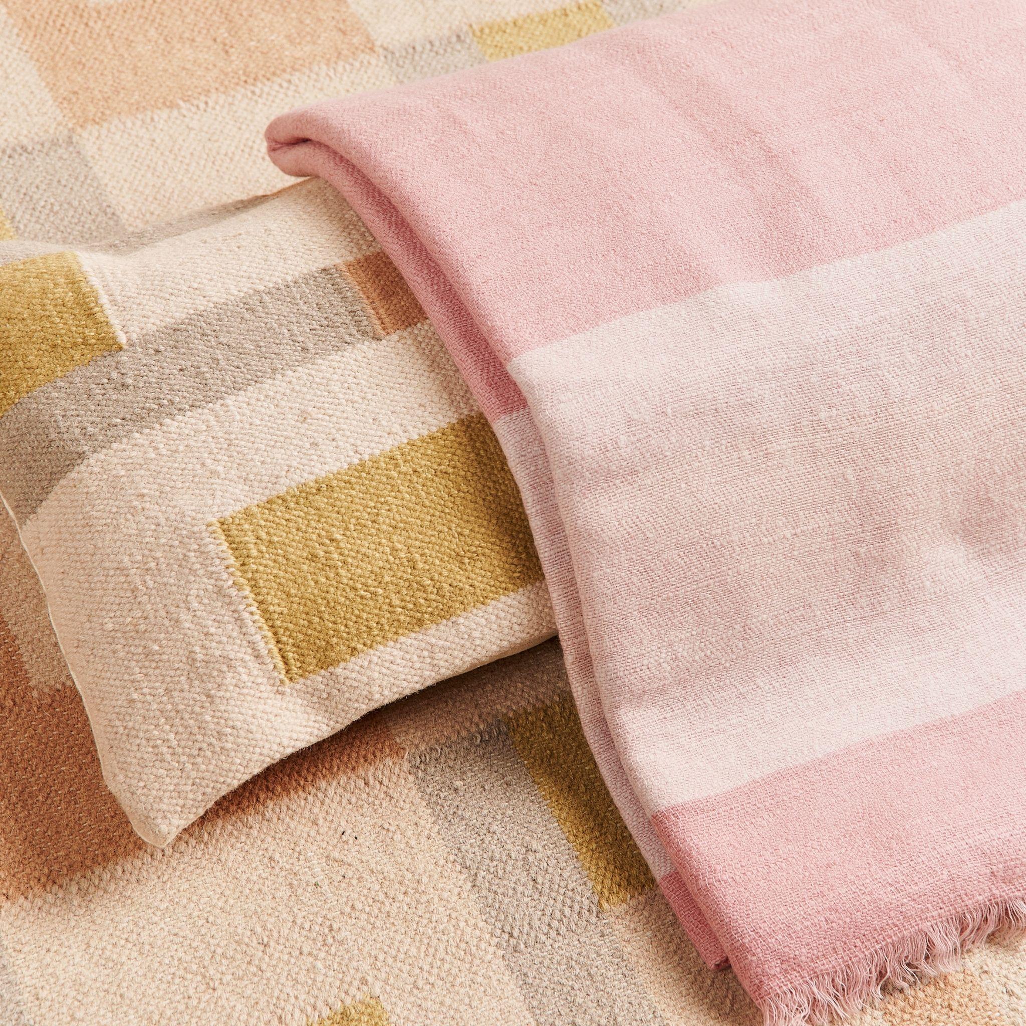 Cuscino geometrico grande Shale Handloom con tonalità neutre e pastello in morbido cotone in vendita 2