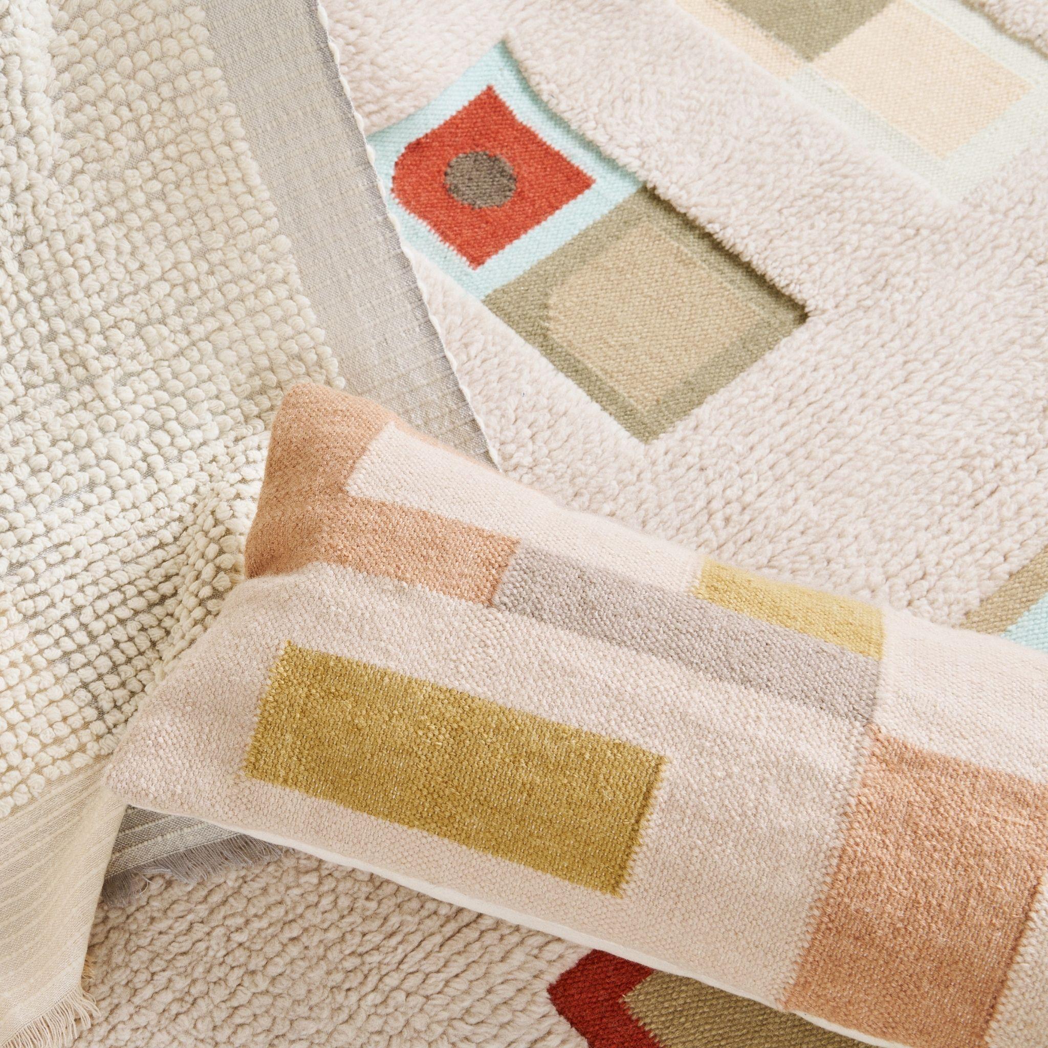 Cuscino geometrico grande Shale Handloom con tonalità neutre e pastello in morbido cotone in vendita 4