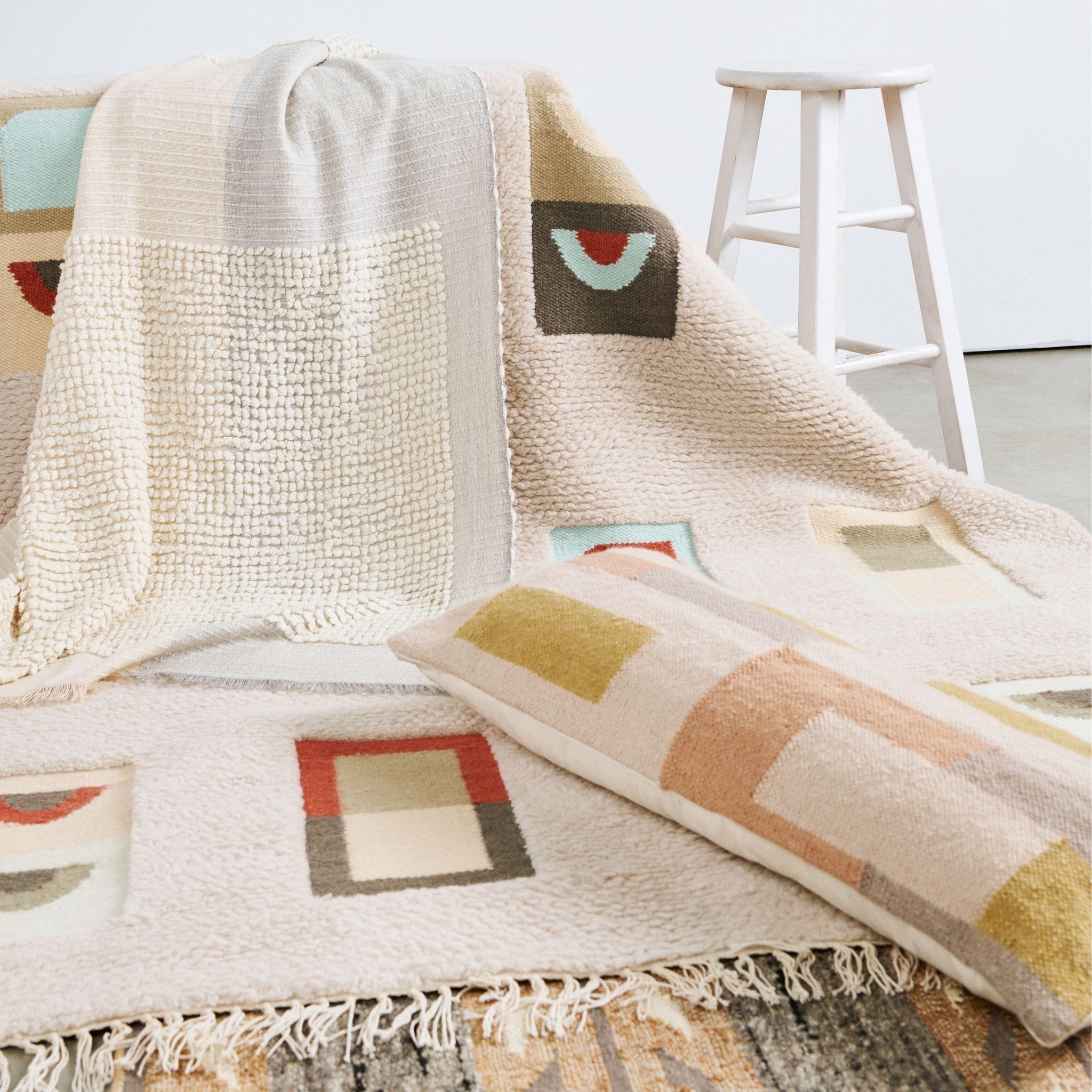 Cuscino geometrico grande Shale Handloom con tonalità neutre e pastello in morbido cotone in vendita 6