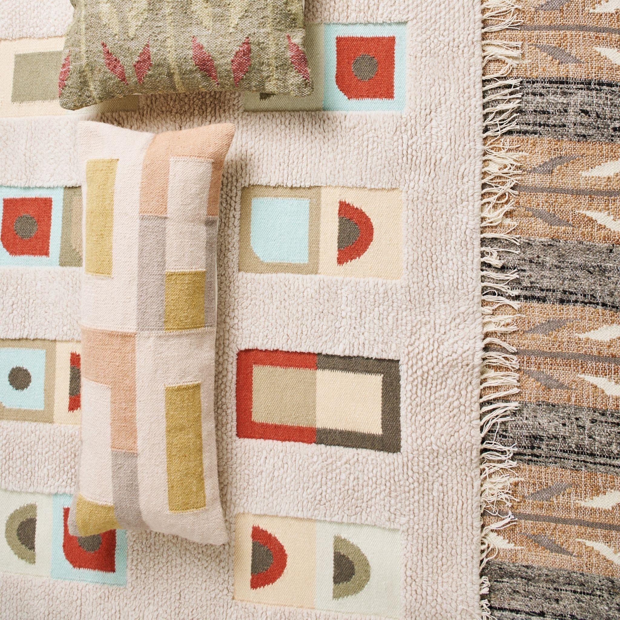 Cuscino geometrico grande Shale Handloom con tonalità neutre e pastello in morbido cotone in vendita 7