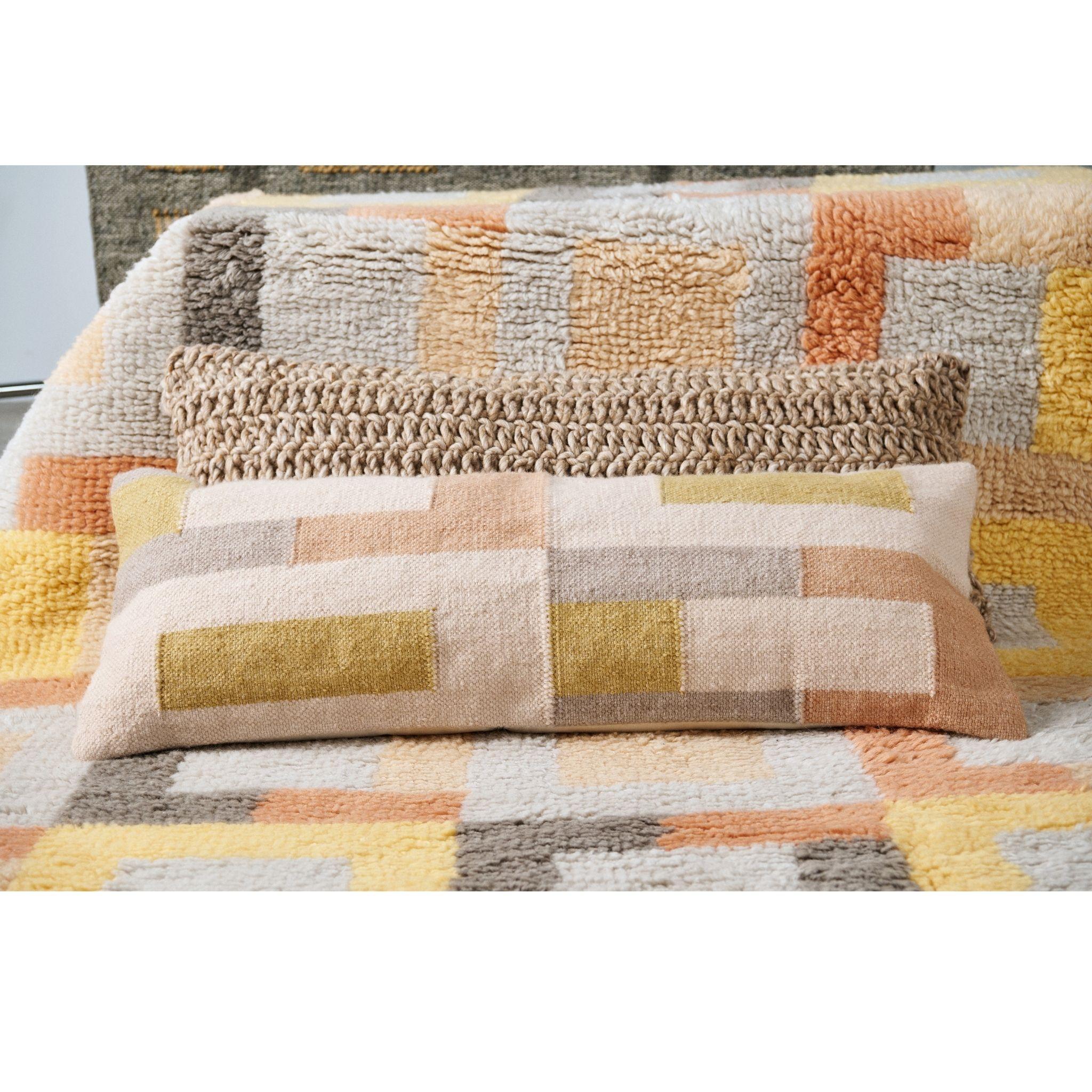 Organico moderno Cuscino geometrico grande Shale Handloom con tonalità neutre e pastello in morbido cotone in vendita