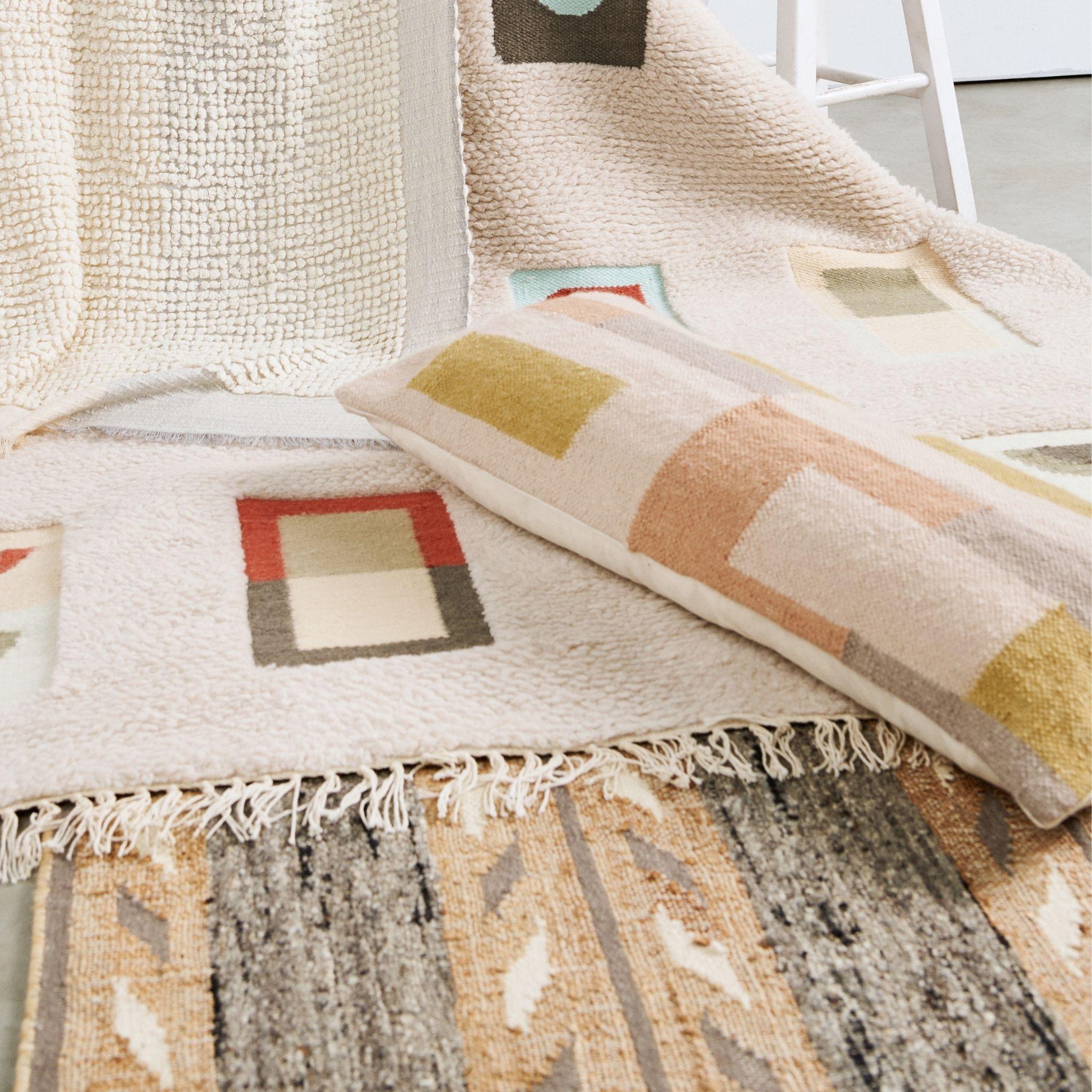 Indiano Cuscino geometrico grande Shale Handloom con tonalità neutre e pastello in morbido cotone in vendita