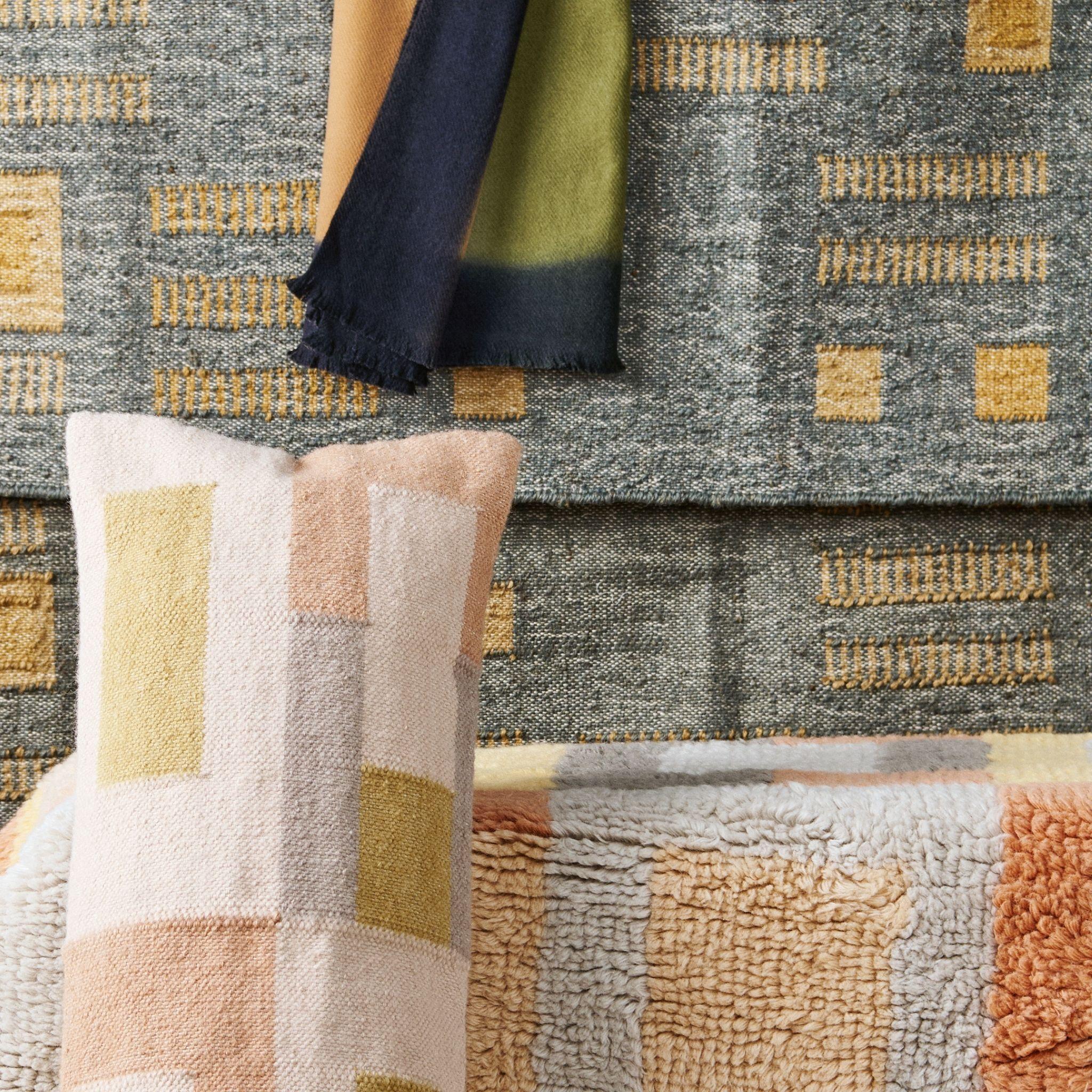 Fatto a mano Cuscino geometrico grande Shale Handloom con tonalità neutre e pastello in morbido cotone in vendita
