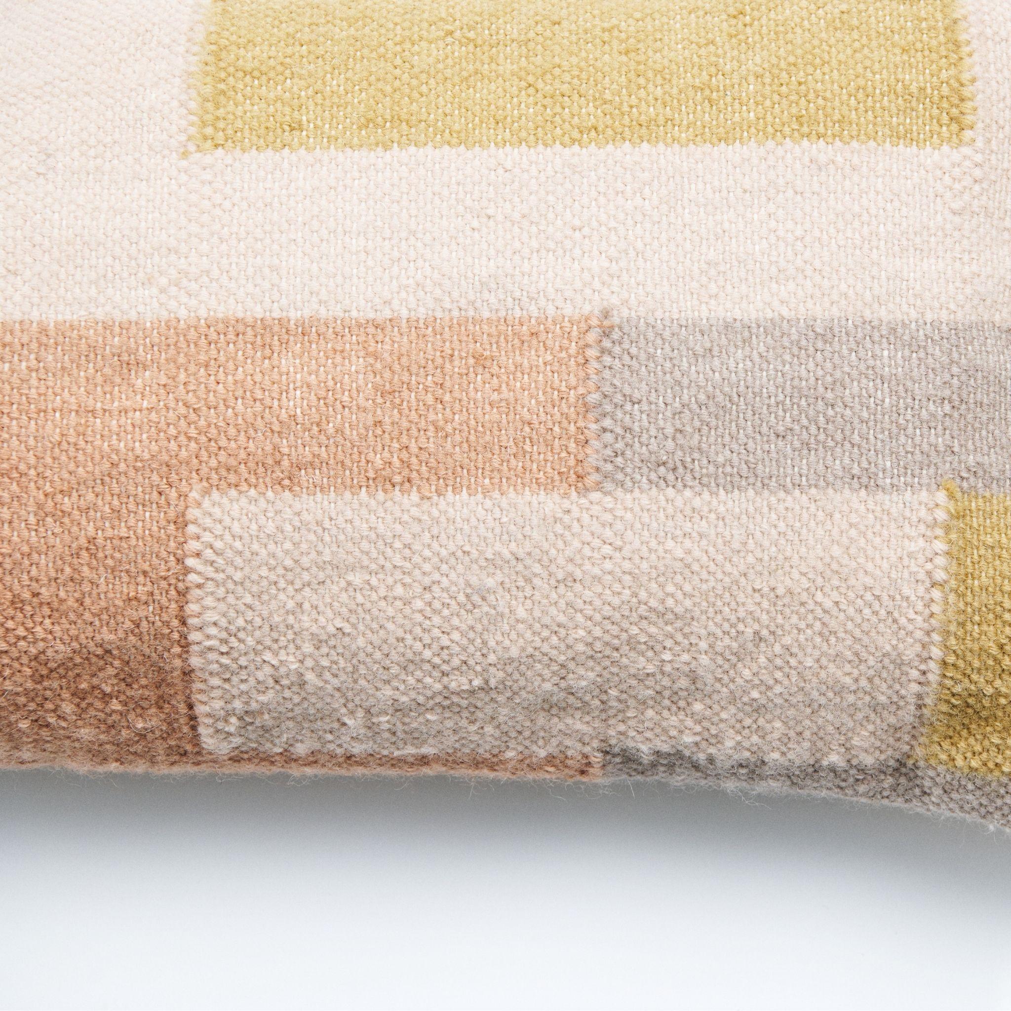 Cuscino geometrico grande Shale Handloom con tonalità neutre e pastello in morbido cotone In condizioni Nuovo in vendita a Bloomfield Hills, MI