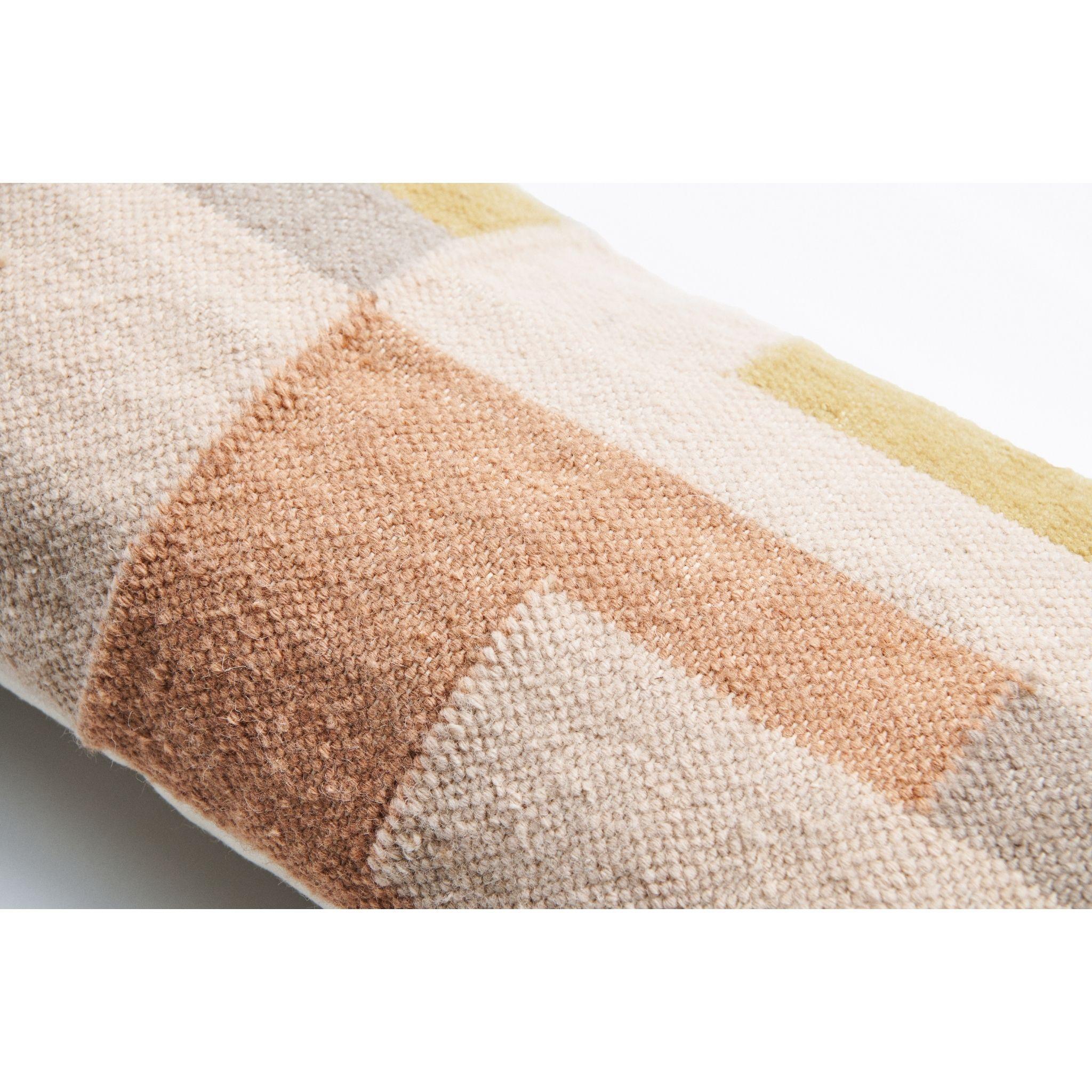 XXI secolo e contemporaneo Cuscino geometrico grande Shale Handloom con tonalità neutre e pastello in morbido cotone in vendita