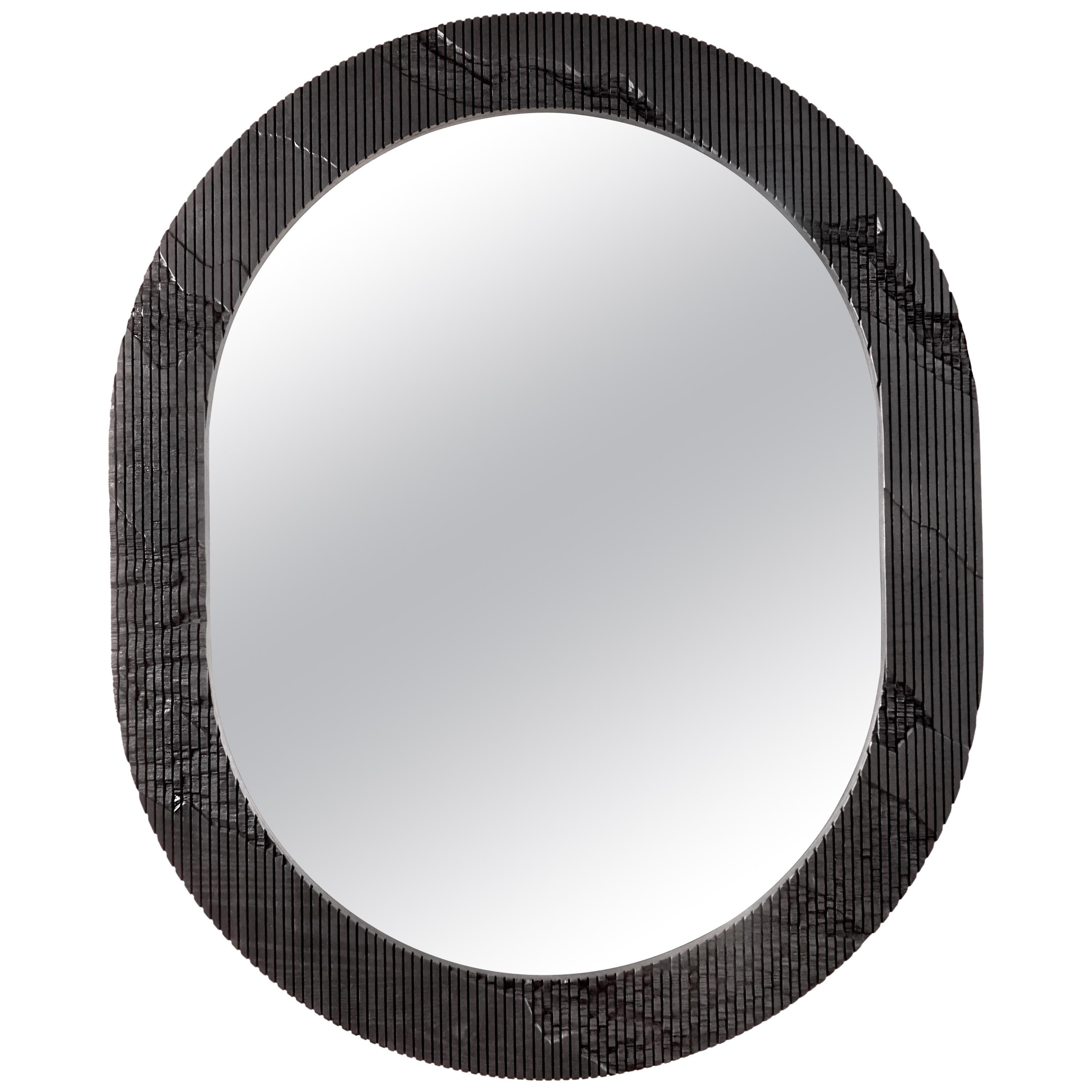 Miroir de schiste en noir par Simon Johns