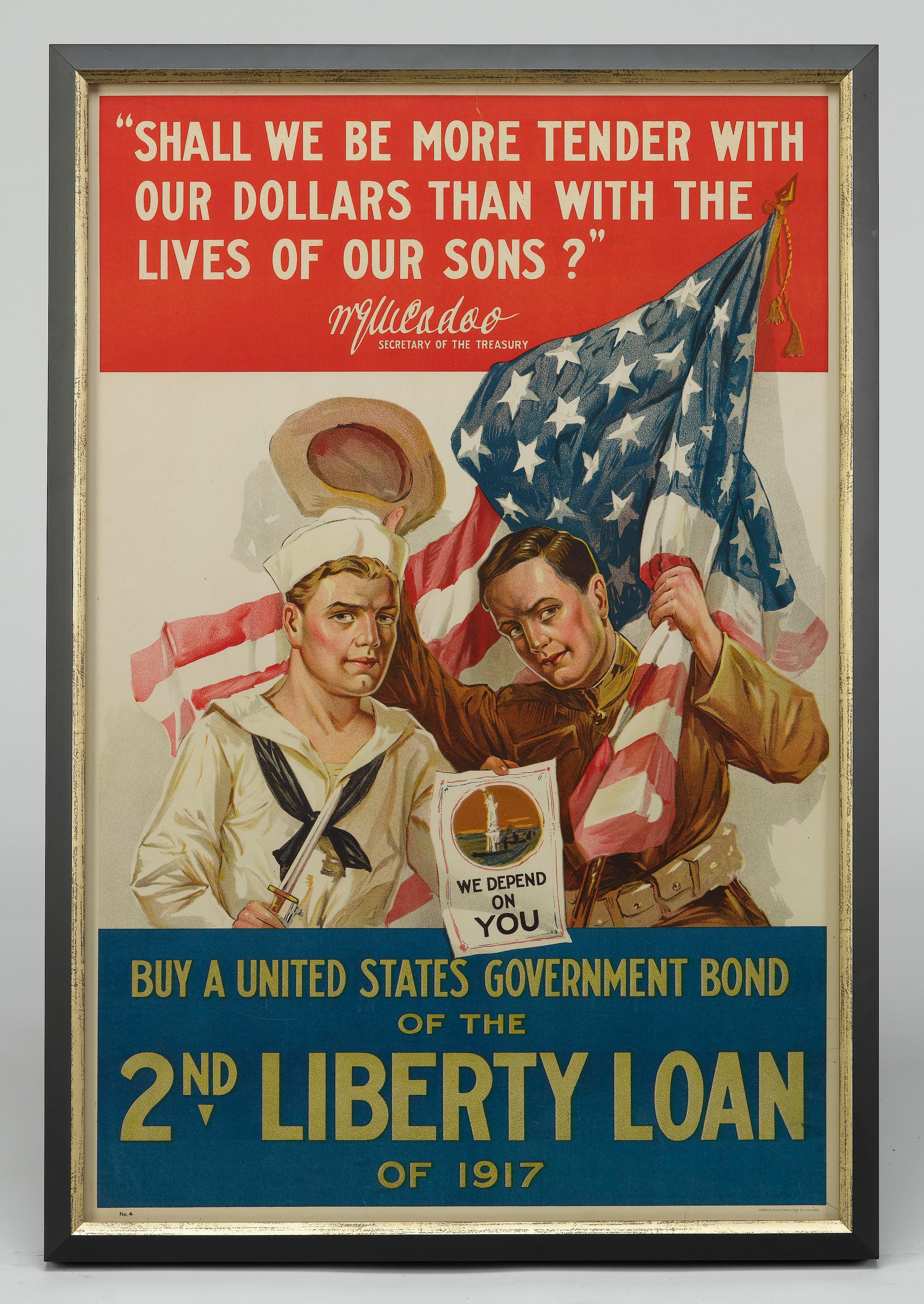 Questo poster originale della prima guerra mondiale è stato emesso come parte della seconda tiratura del Liberty Loan e risale al 1917. Il poster raffigura un giovane soldato che tiene una bandiera americana in una mano e il suo cappello in uniforme