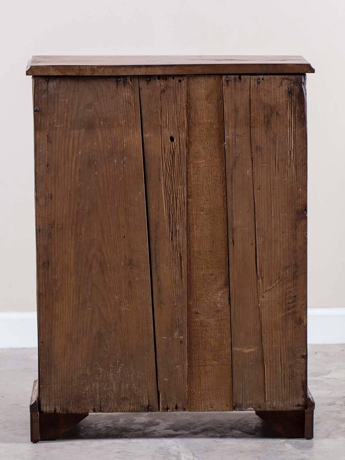 Ancienne armoire française peu profonde en noyer de style Louis XVI, vers 1780 4