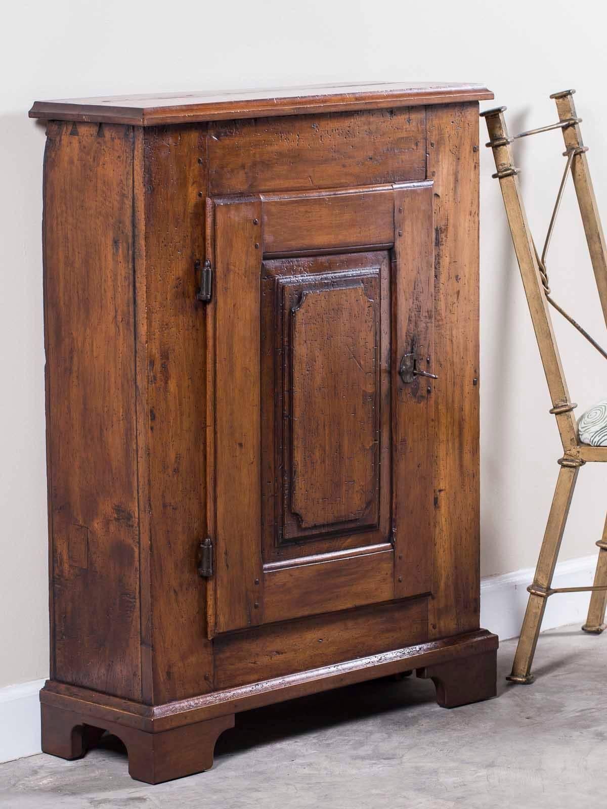 Sculpté à la main Ancienne armoire française peu profonde en noyer de style Louis XVI, vers 1780