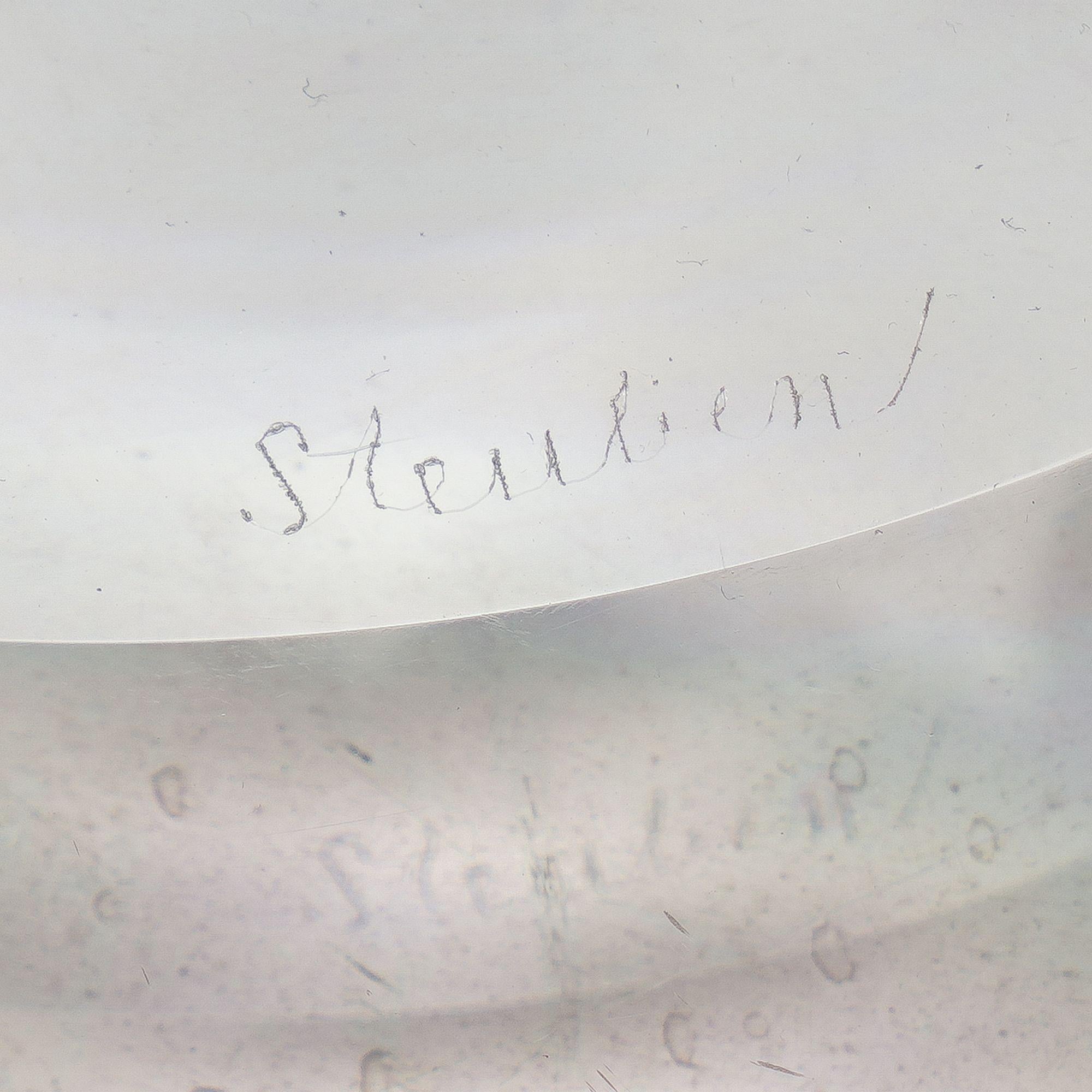 Shallow blown glass center bowl with inverted scroll rim by Steuben, c. 1939 For Sale 2