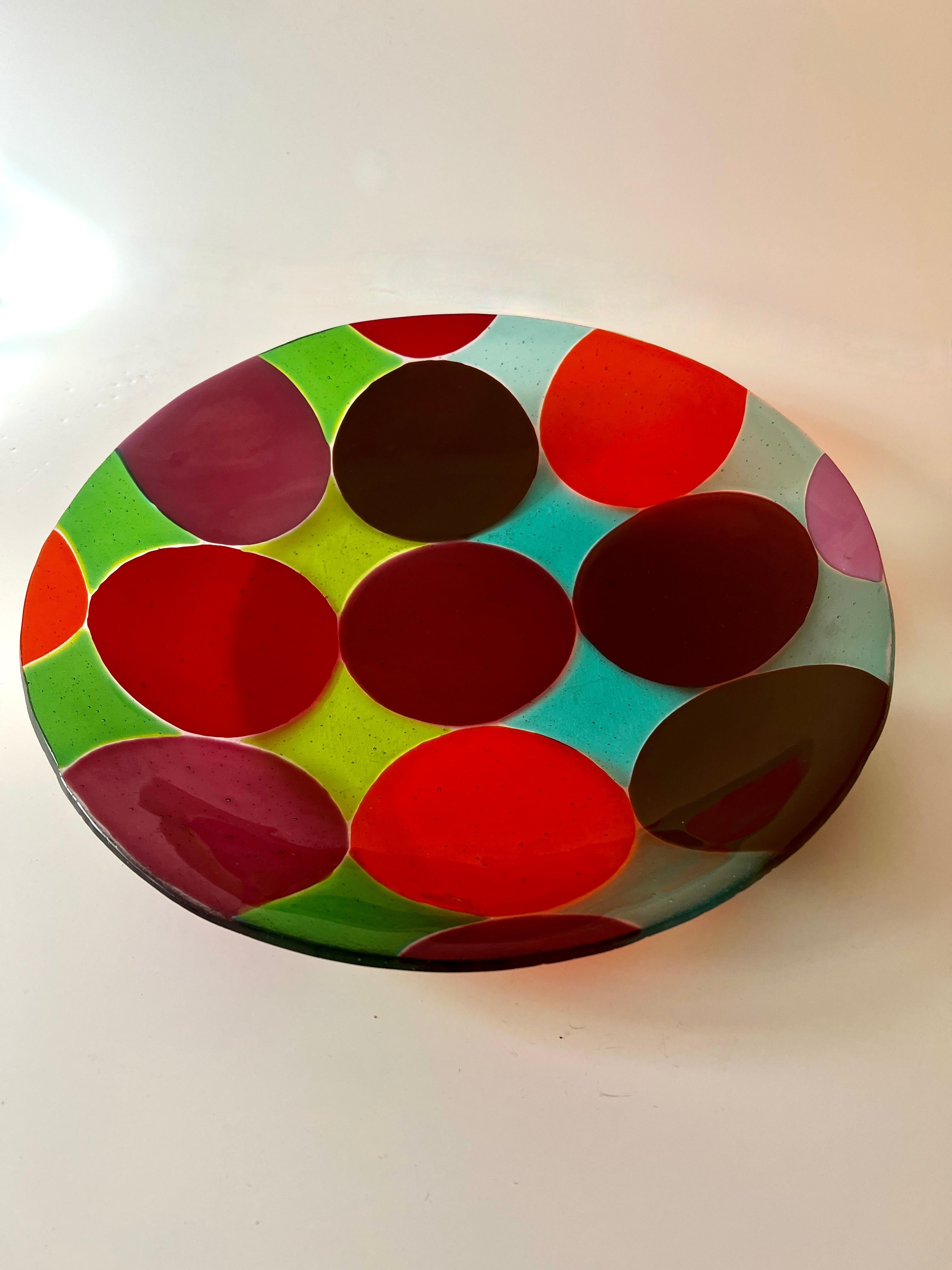 Moderne Bol peu profond avec des points de couleurs vives Verre d'art soufflé à la bouche en vente