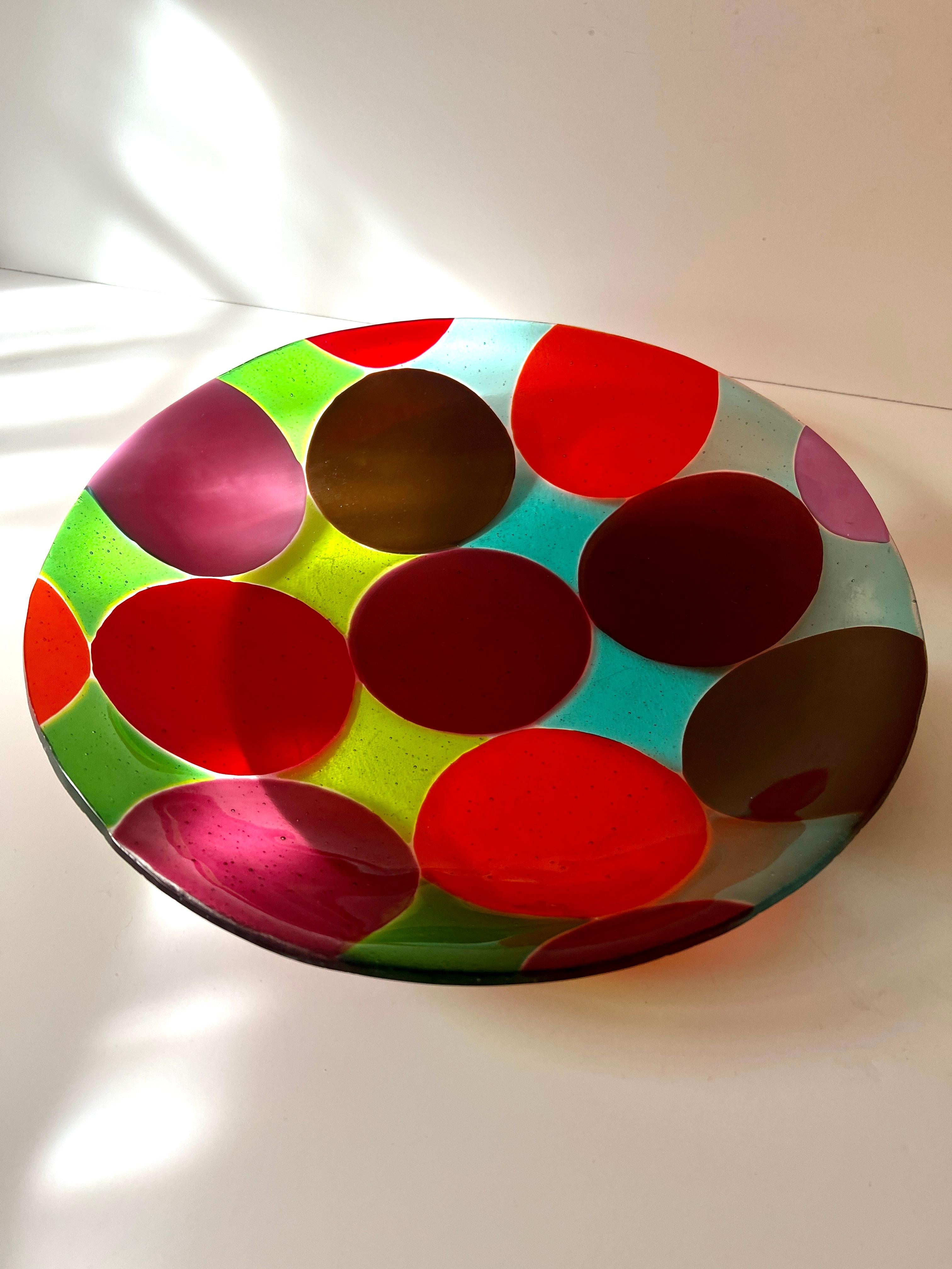 Fait main Bol peu profond avec des points de couleurs vives Verre d'art soufflé à la bouche en vente