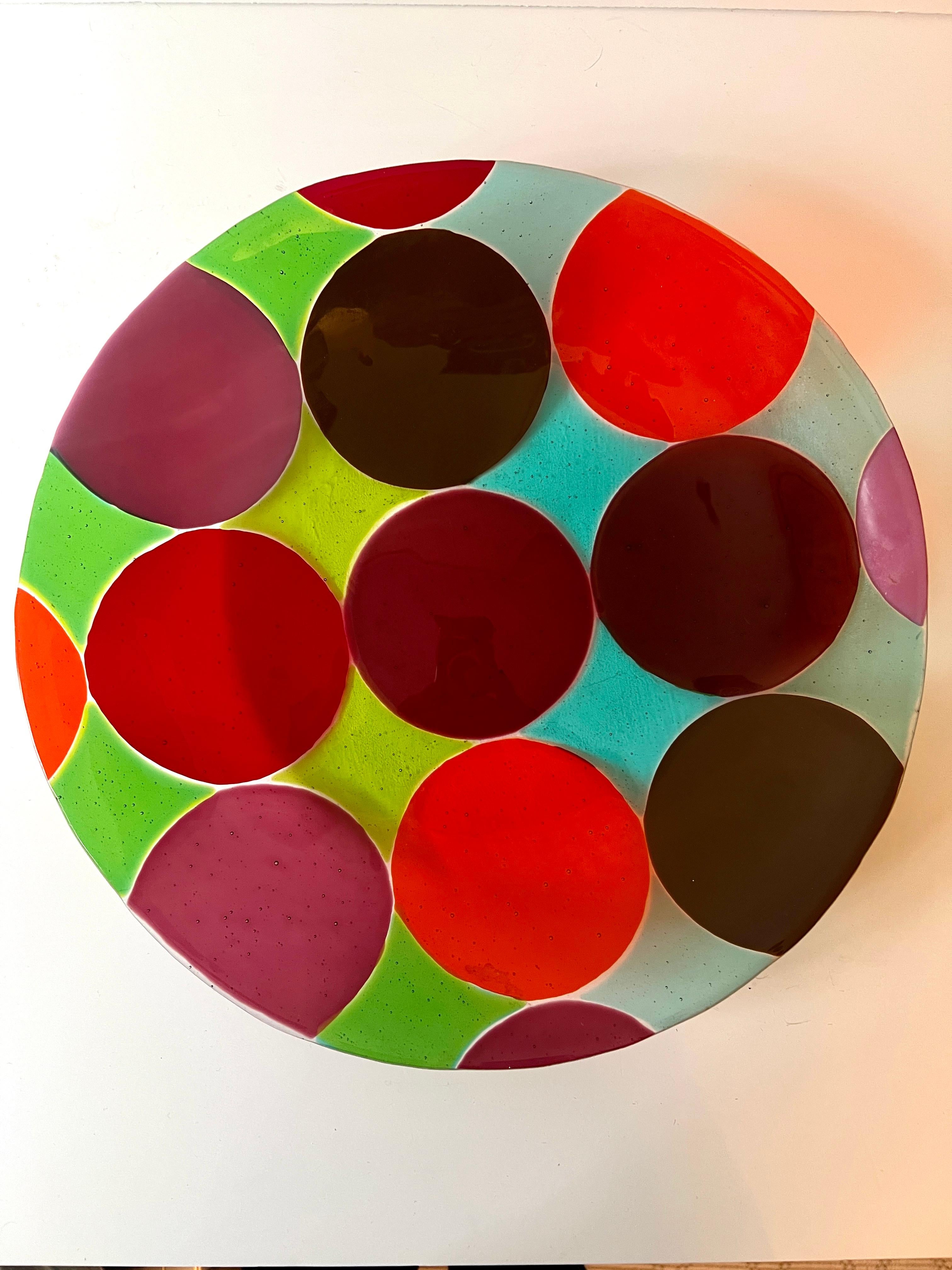 Bol peu profond avec des points de couleurs vives Verre d'art soufflé à la bouche Bon état - En vente à Los Angeles, CA