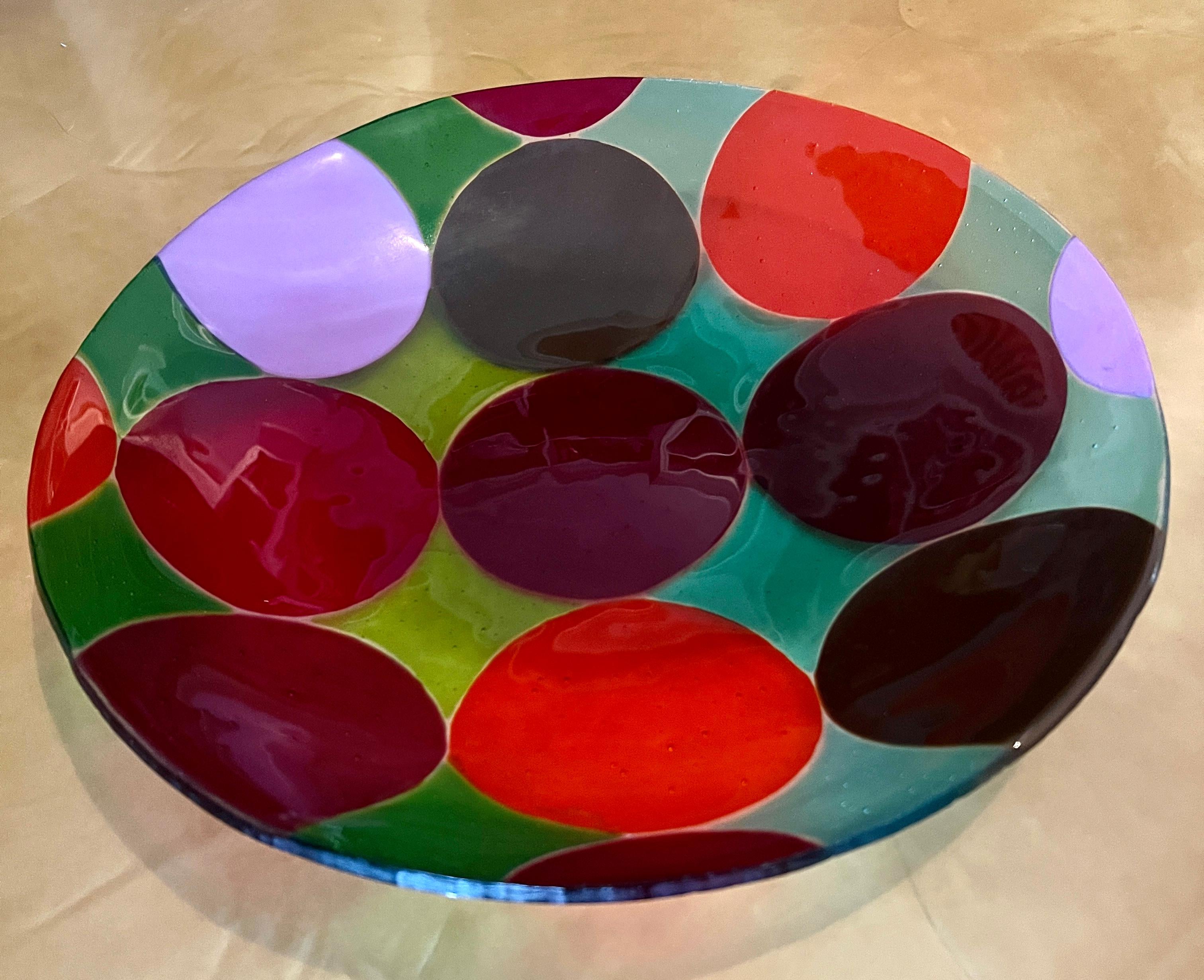 Bol peu profond avec des points de couleurs vives Verre d'art soufflé à la bouche en vente 2