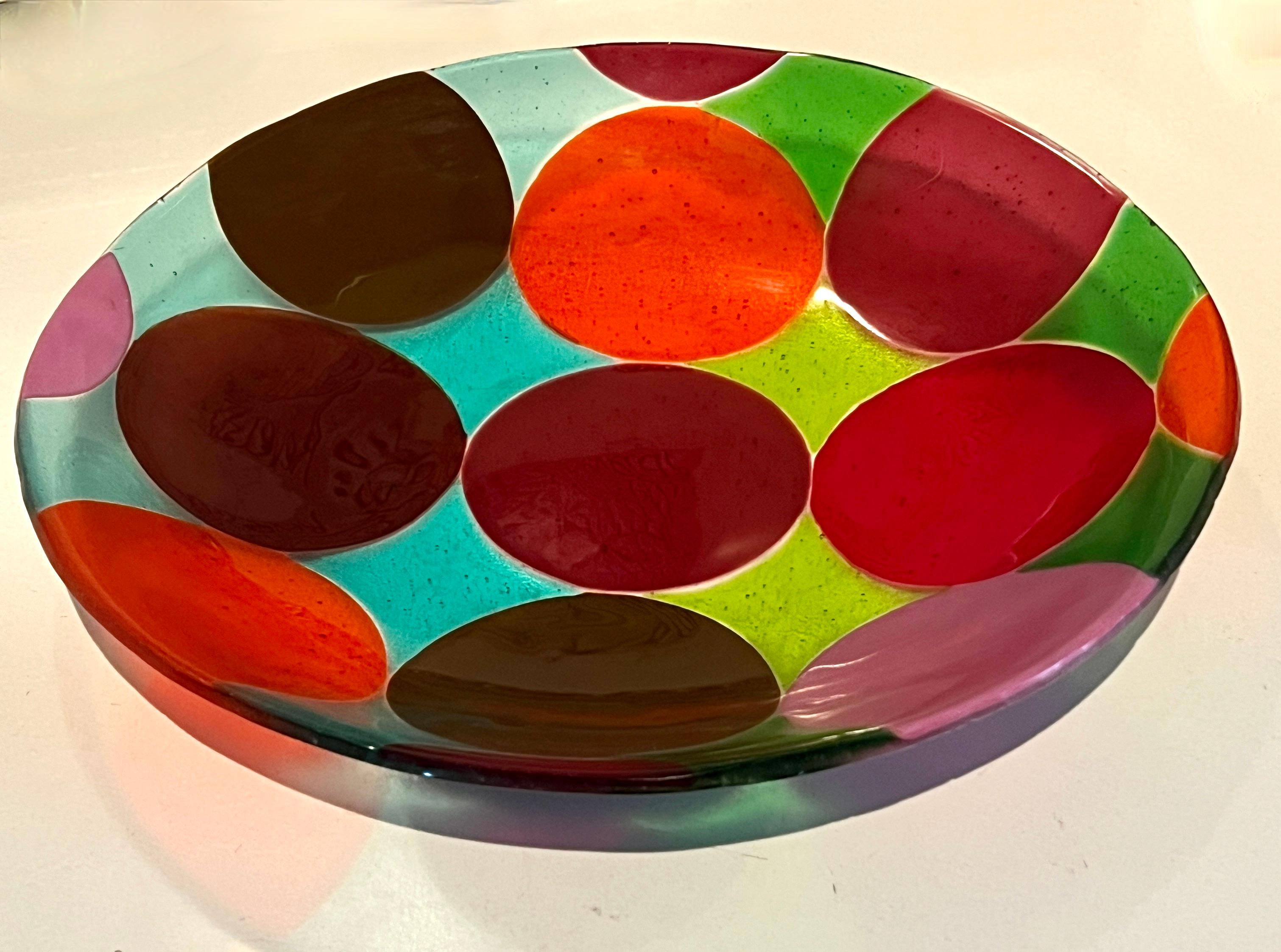 Bol peu profond avec des points de couleurs vives Verre d'art soufflé à la bouche en vente 3