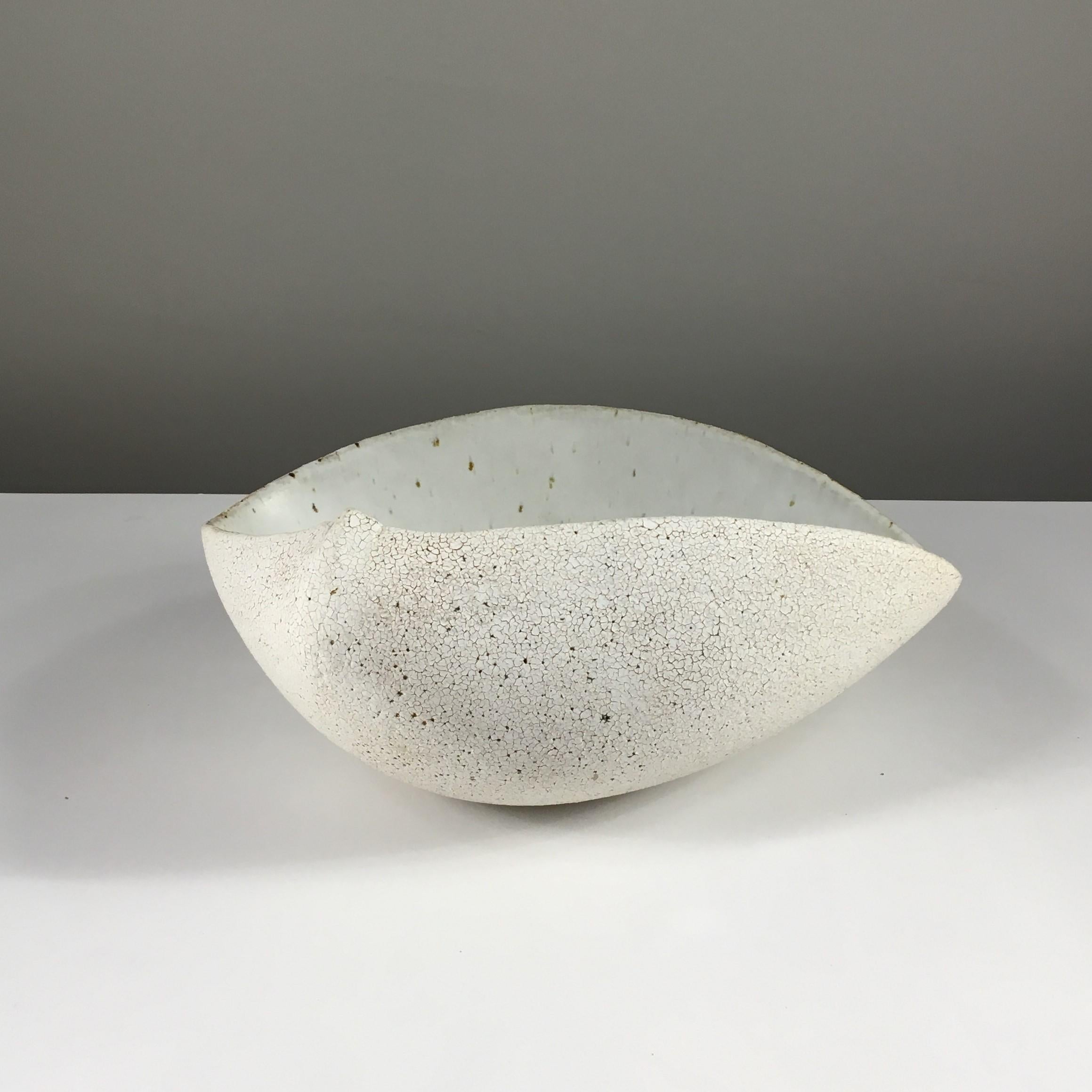 Bol peu profond avec glaçage intérieur gris clair par Yumiko Kuga. Dimensions : L 10