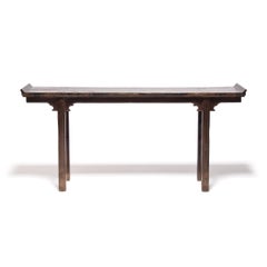 Shallow Chinesischer Altartisch mit vergoldeten Enden, um 1850