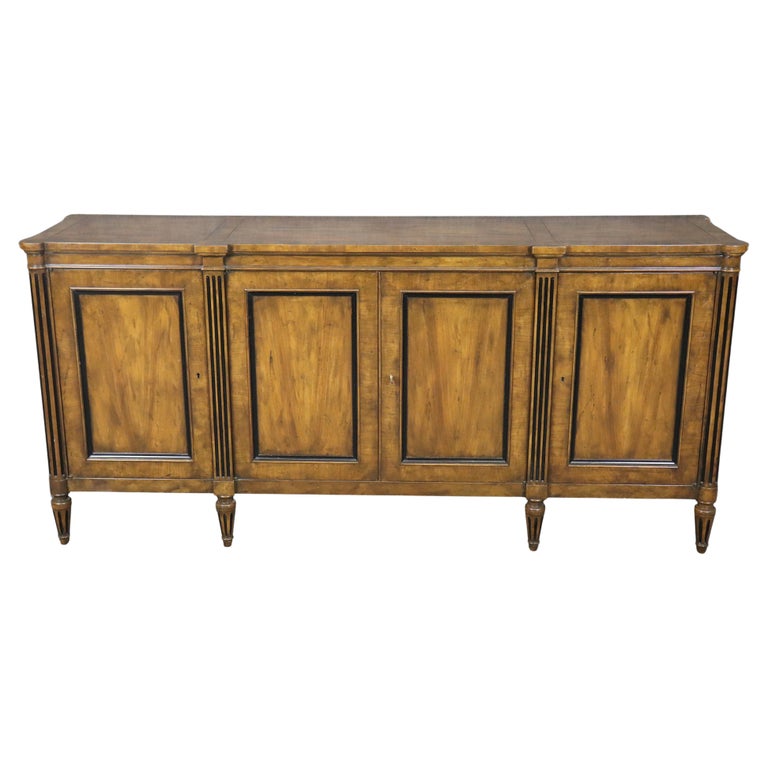 Flache Tiefe Baker Möbel Directoire Nussbaum gemasert Directoire Sideboard im Angebot bei 1stDibs Deutschland