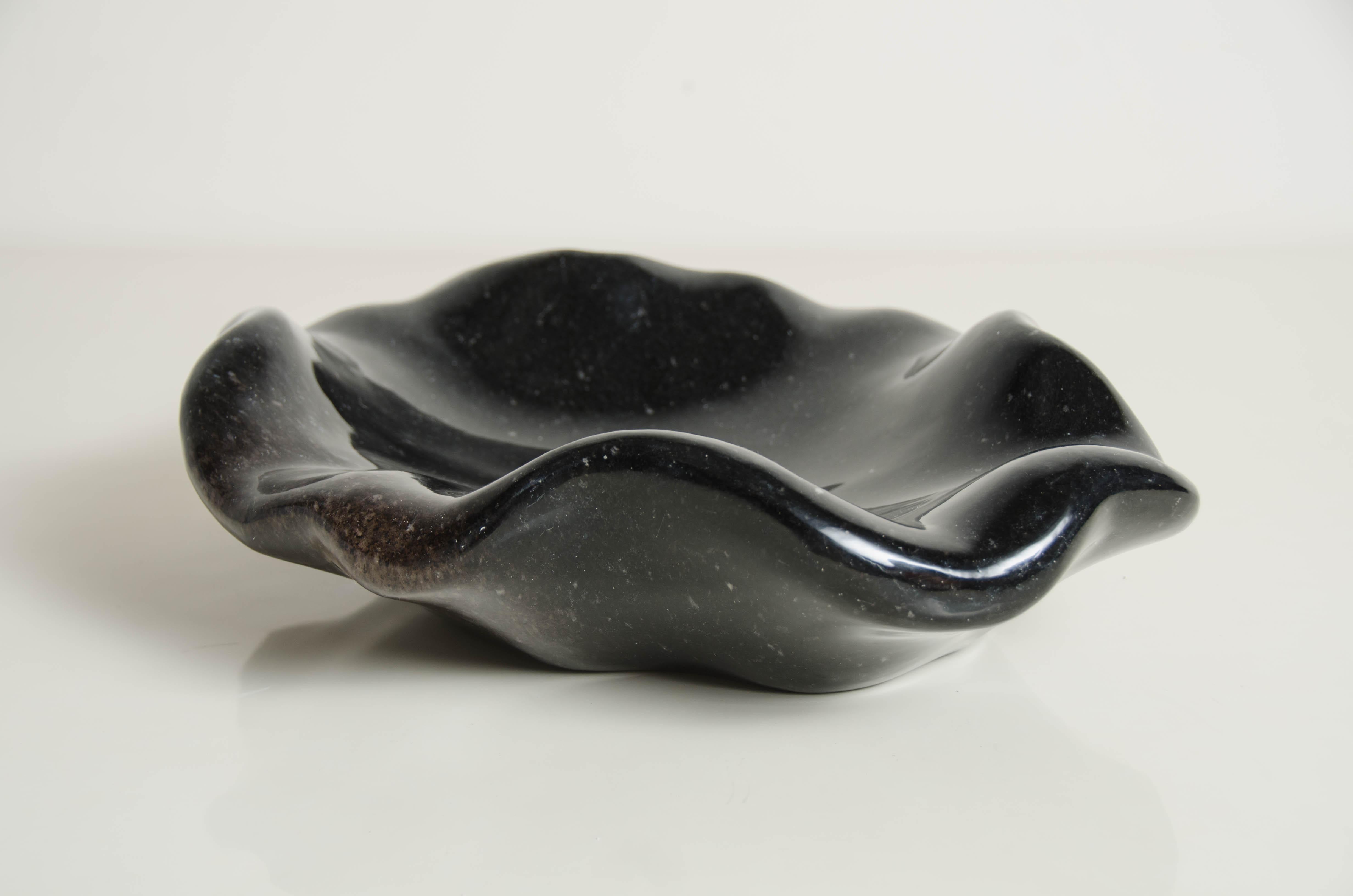 Shallow lotus bowl
Black crystal
Hand carved
Limited Edition
Crystal shapes and inclusions vary.