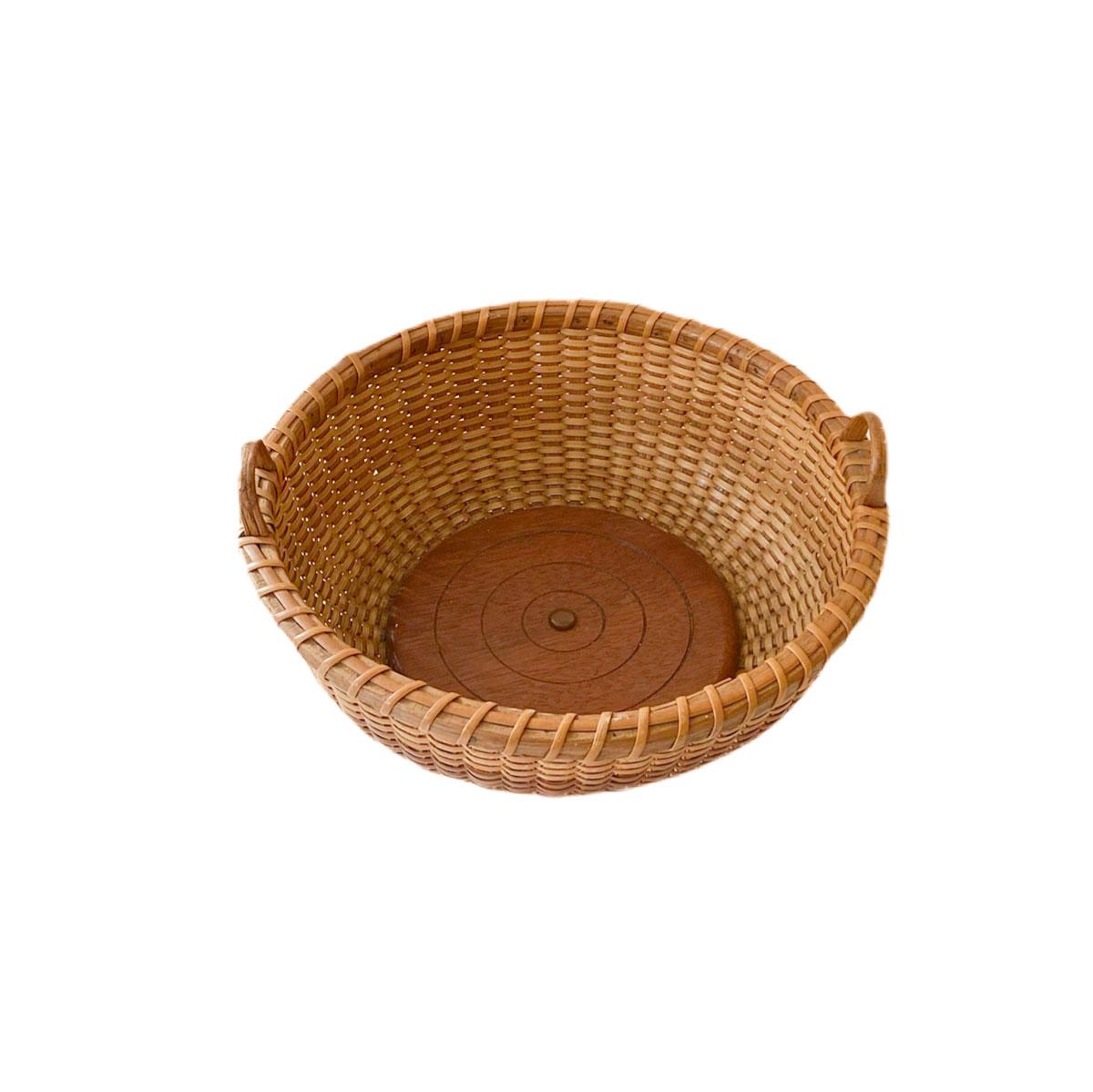 Mint condition with oak bail style handles, with mahogany base
which has incised rings and a brass button. The exterior bottom
retains the original paper jelly label and the original price of $4.00
Made by Frederick Chadwick (1857-1936),
circa