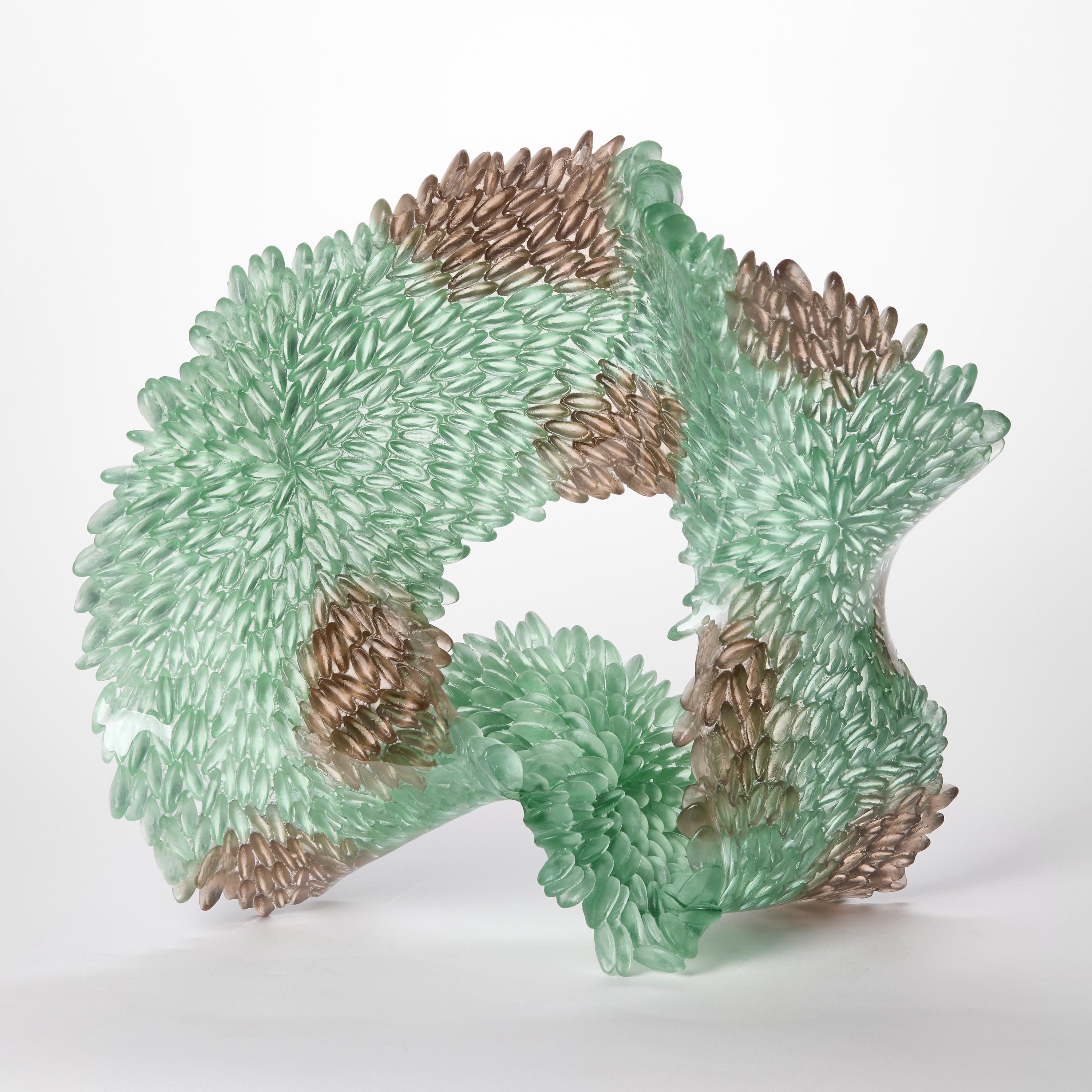 Organico moderno Shallow Water III, una scultura in vetro grigio e giada di Nina Casson McGarva in vendita