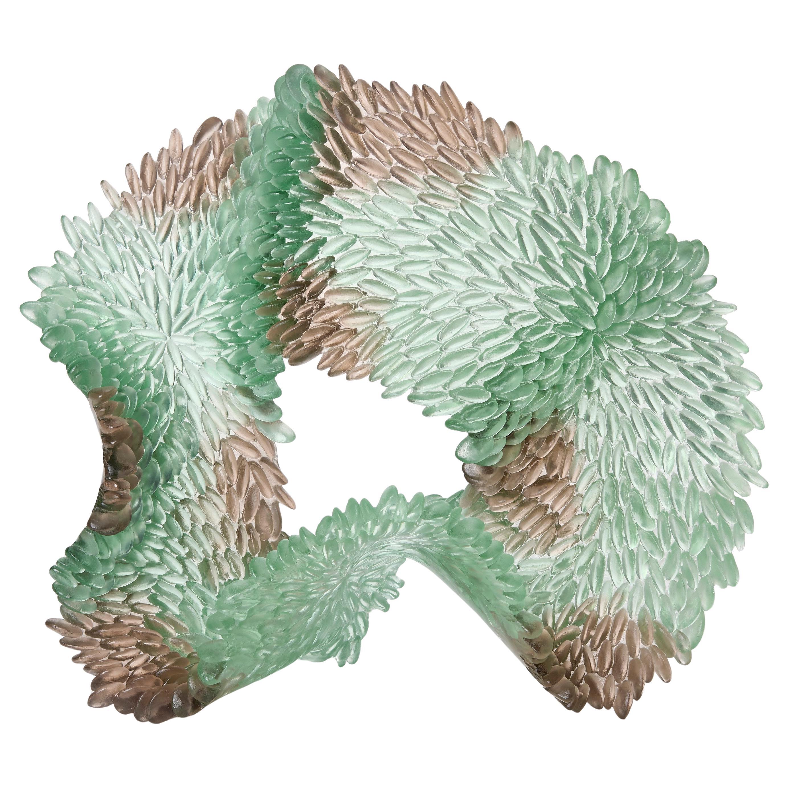 Agua poco profunda III, escultura de vidrio de pie jade y gris de Nina Casson McGarva