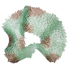 Agua poco profunda III, escultura de vidrio de pie jade y gris de Nina Casson McGarva