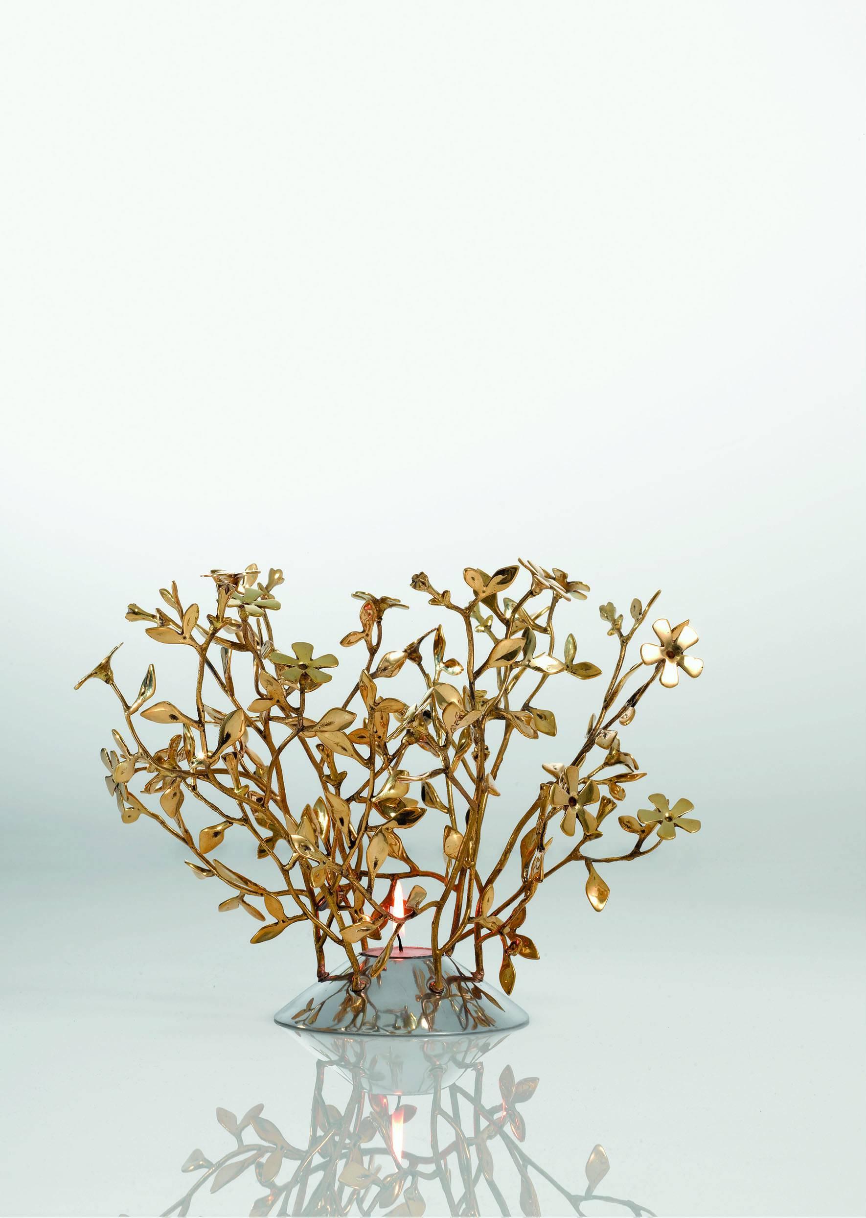 Une composition de fleurs ou de feuilles attachées ensemble avec une collection de petites branches. Ce sont les précieux centres de table en forme de bol créés par Mann Singh en laiton argenté.

Mann Singh vient de loin, du pays des Sikhs, dans le