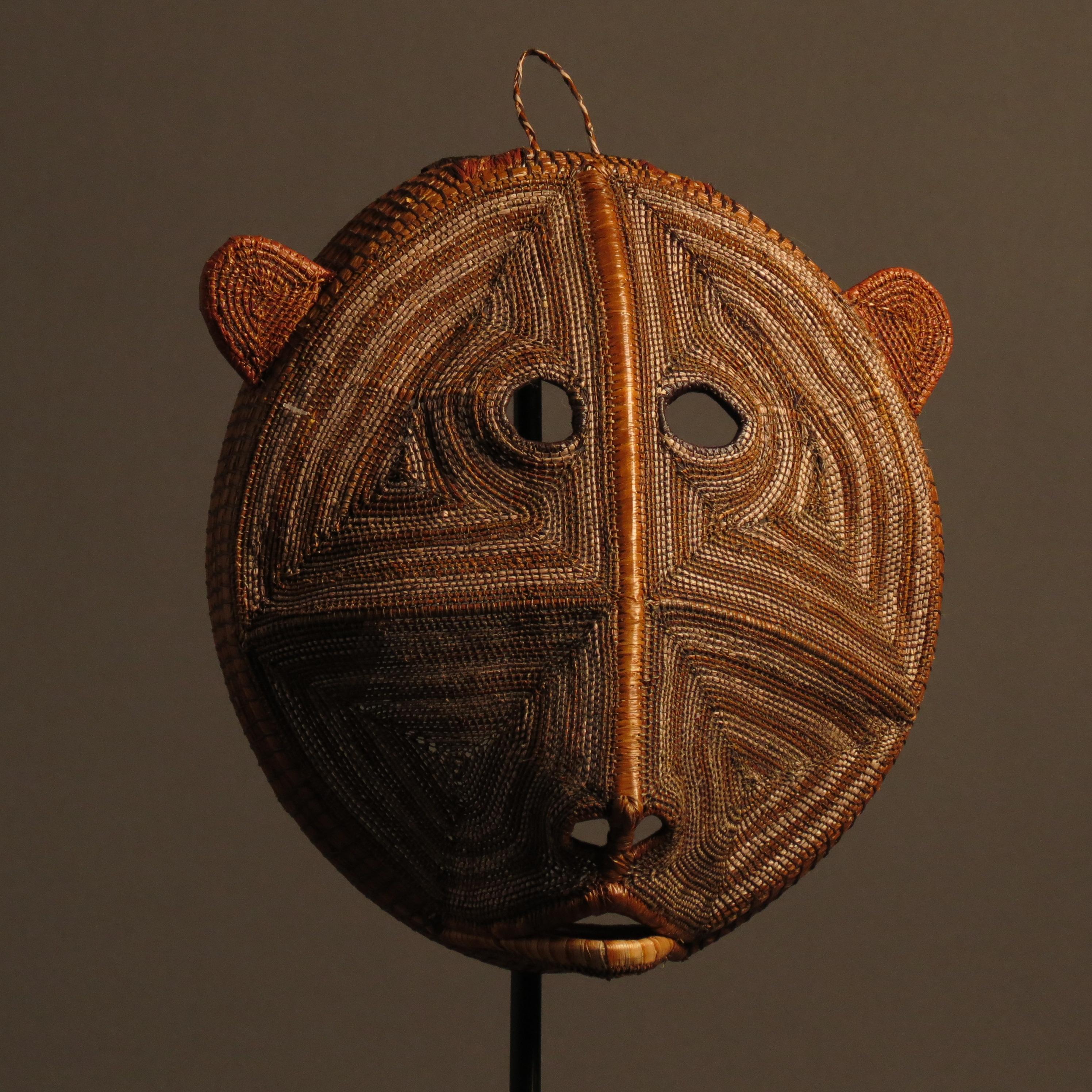 This exquisite shamanic mask, crafted by indigenous women deep in the heart of the Central American jungle, is a true reflection of ancient cultural heritage. Intricately woven from natural fibers, this piece embodies the sacred traditions passed