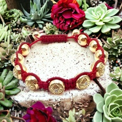 Shamballa Jewels Macrame-Armband aus Gelbgold mit Perlen und Diamanten in Glücksrot