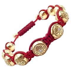 Shamballa Jewels Macrame-Armband aus Gelbgold mit Perlen und Diamanten in Glücksrot