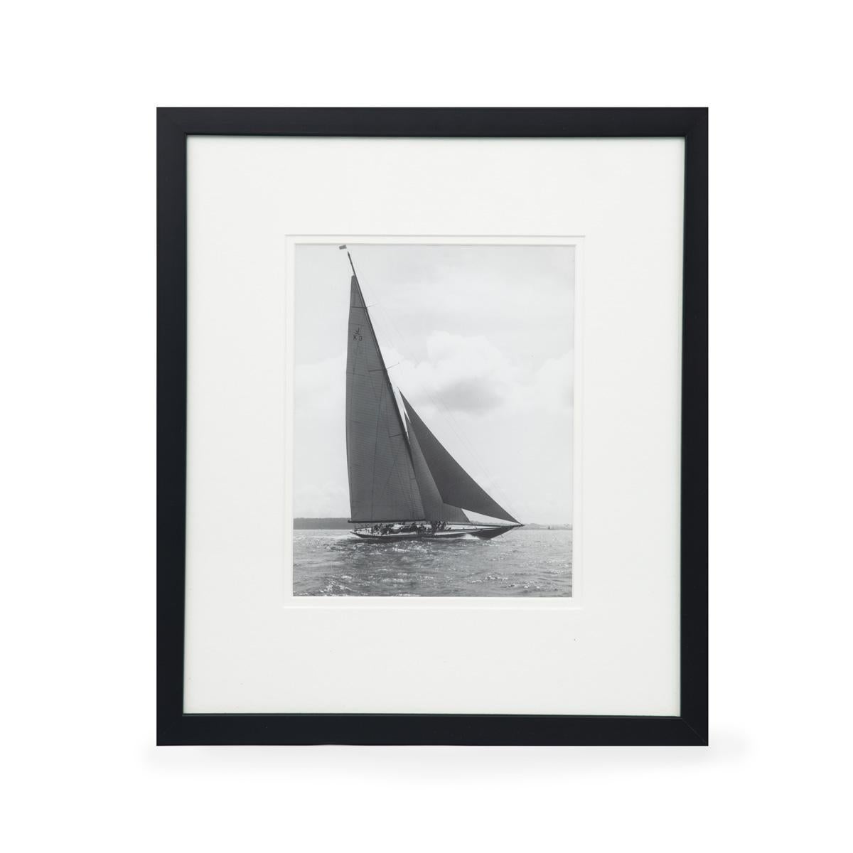 Shamrock 1927 powered up on piers tack - Teil einer Sammlung von 5 Original-Gelatineabzügen von Kirk und Söhnen der berühmten J-Klasse-Yacht Shamrock.

Teil einer Sammlung von 5 Original-Gelatineabzügen von Kirk und Söhnen der berühmten