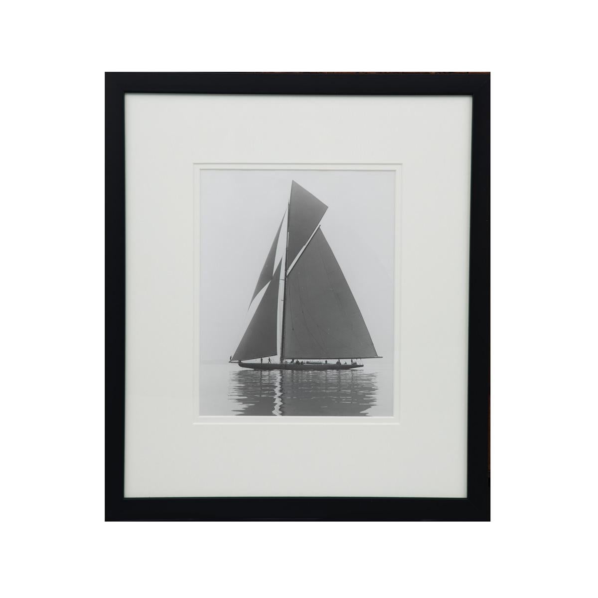 Shamrock becalmed - Une collection de r tirages originaux à la gélatine par Kirk et ses fils du célèbre yacht de classe j Shamrock.

Fait partie d'une collection de 5 tirages originaux à la gélatine réalisés par Kirk et ses fils sur le célèbre yacht