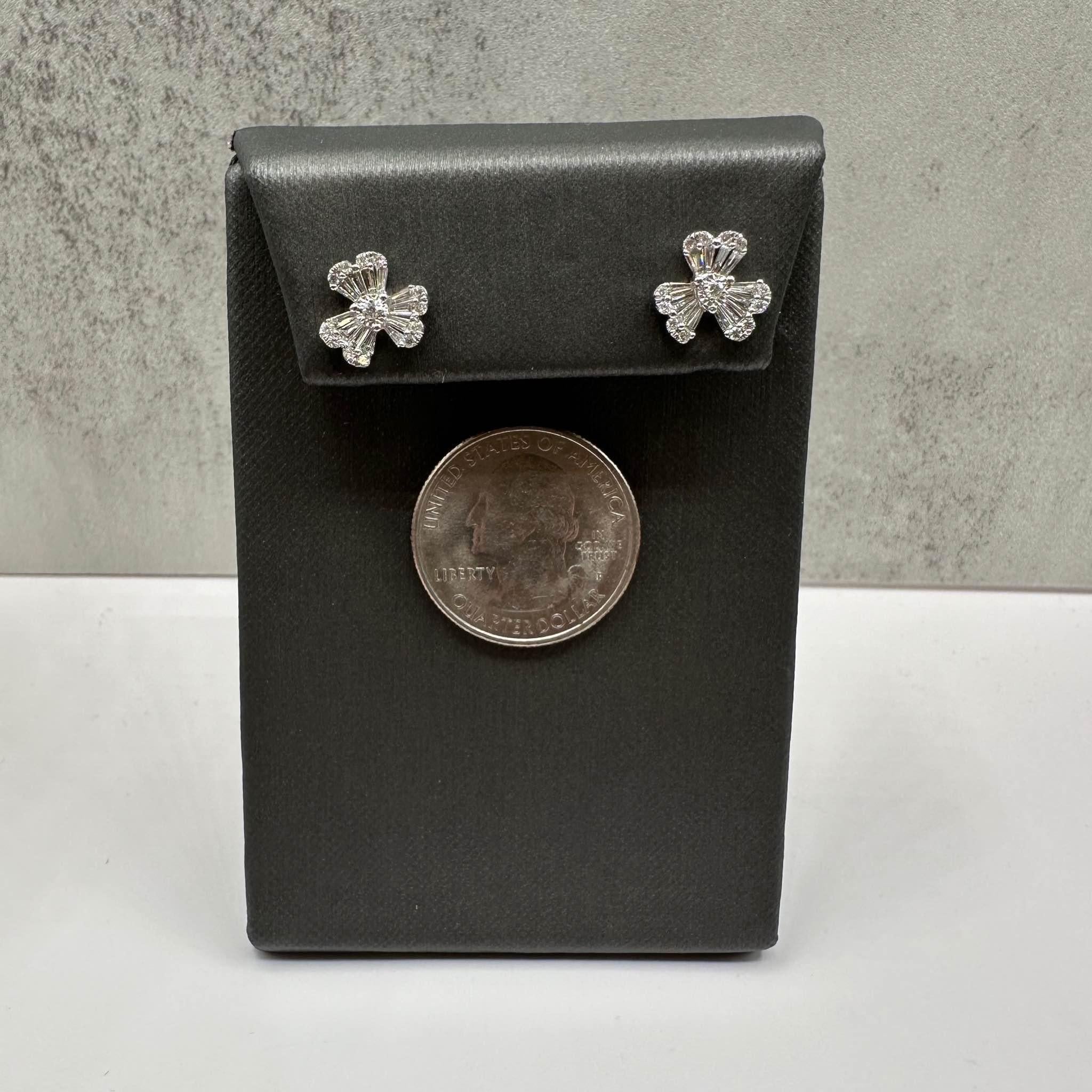 Orecchini con diamanti Shamrock in oro bianco 18 carati - diamanti 0,62 carati, fondello in silicone In condizioni Nuovo in vendita a West Hempstead, NY