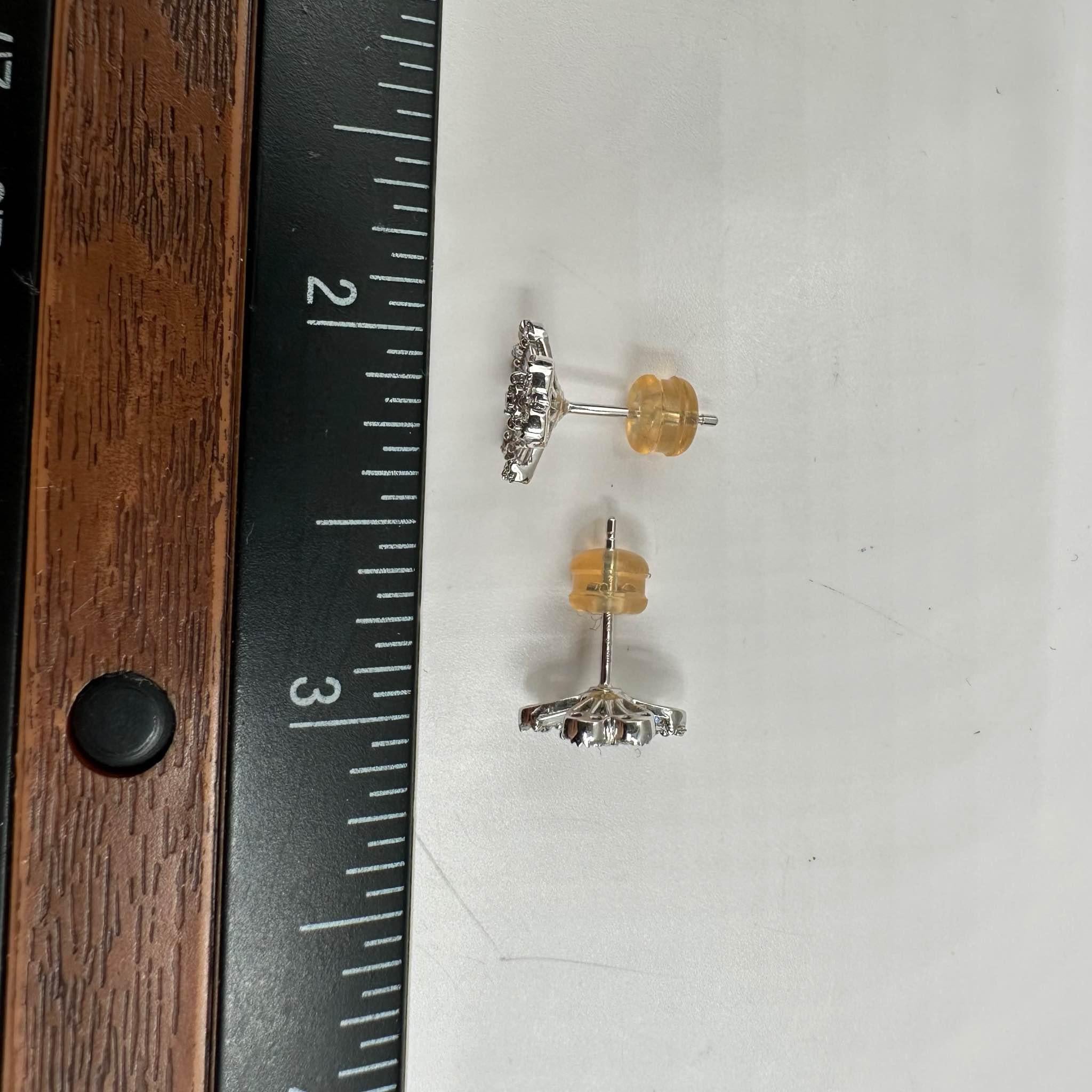 Donna Orecchini con diamanti Shamrock in oro bianco 18 carati - diamanti 0,62 carati, fondello in silicone in vendita