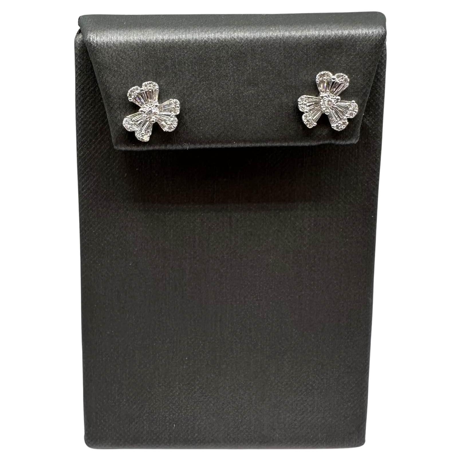 Orecchini con diamanti Shamrock in oro bianco 18 carati - diamanti 0,62 carati, fondello in silicone in vendita