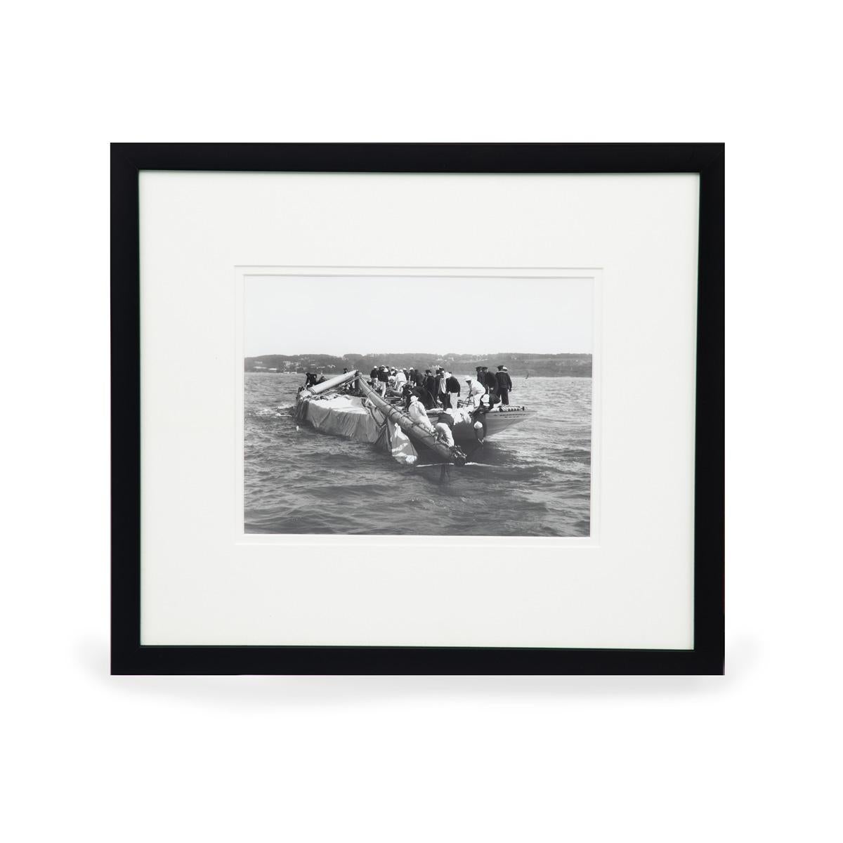 Shamrock 2 abgewrackt. Big mess - Eine Sammlung von Original-Gelatineabzügen von Kirk und seinen Söhnen von der berühmten J-Klasse-Yacht Shamrock.
Teil einer Sammlung von 5 Original-Gelatineabzügen von Kirk und Söhnen der berühmten J-Klasse-Yacht