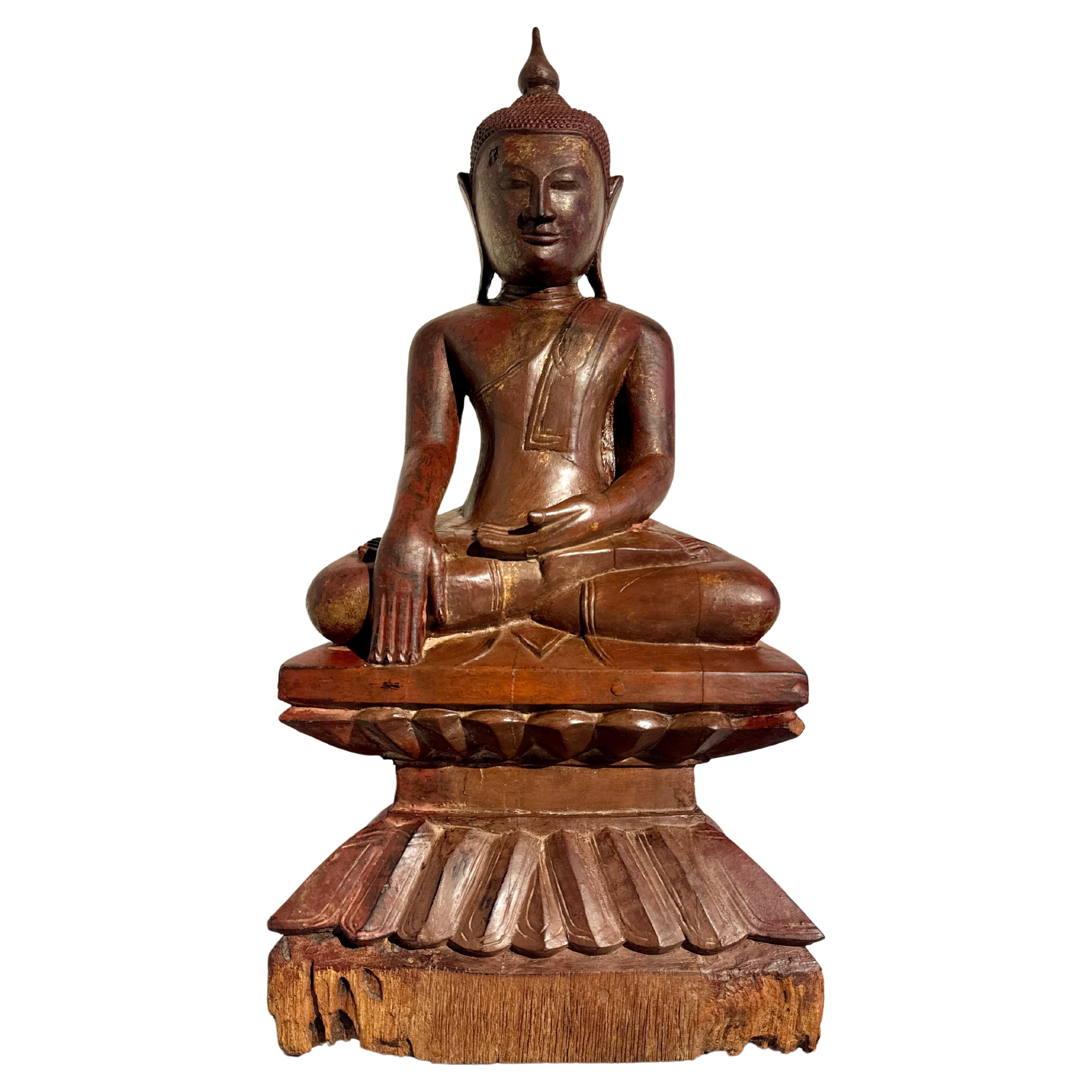 Shan Burmesischer geschnitzter, lackierter, vergoldeter Shan-Buddha aus Holz, 18. Jahrhundert, Burma